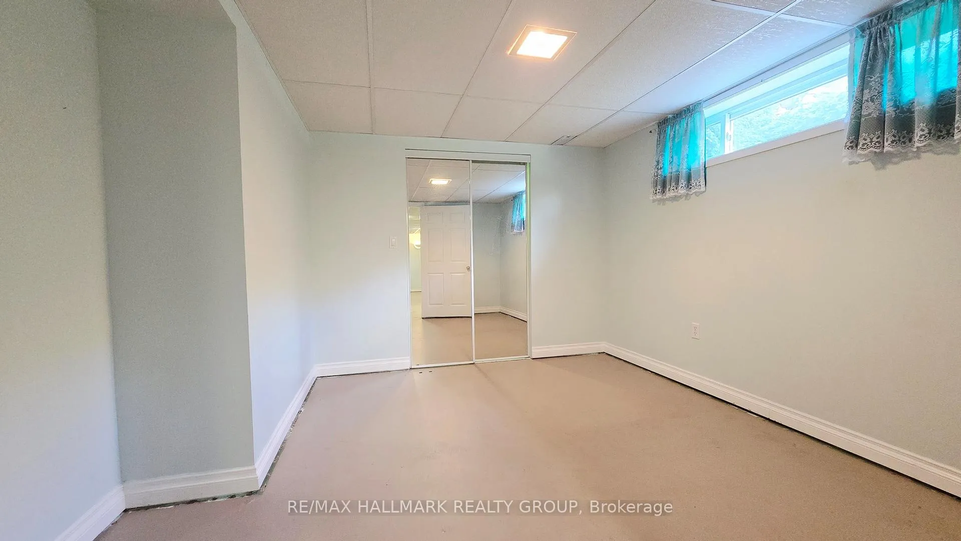 Photo 25 of 38 Hadley Circle, Ottawa, Bells Corners — HOMEH