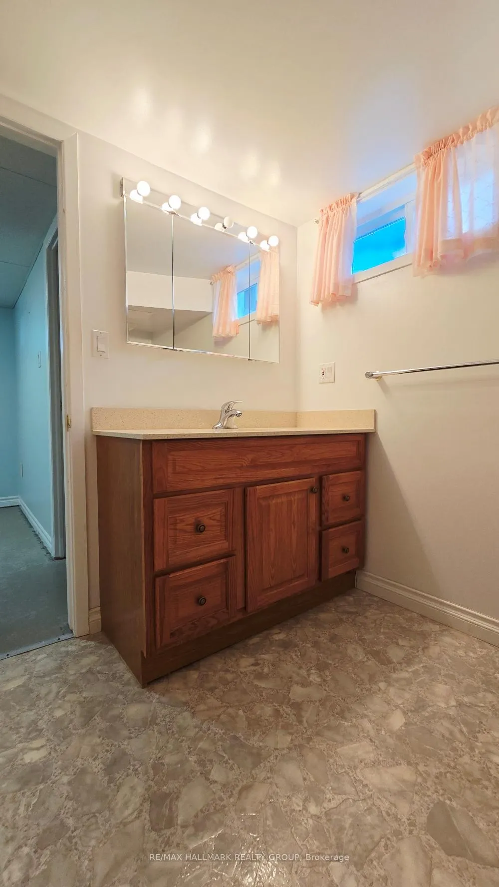 Photo 28 of 38 Hadley Circle, Ottawa, Bells Corners — HOMEH