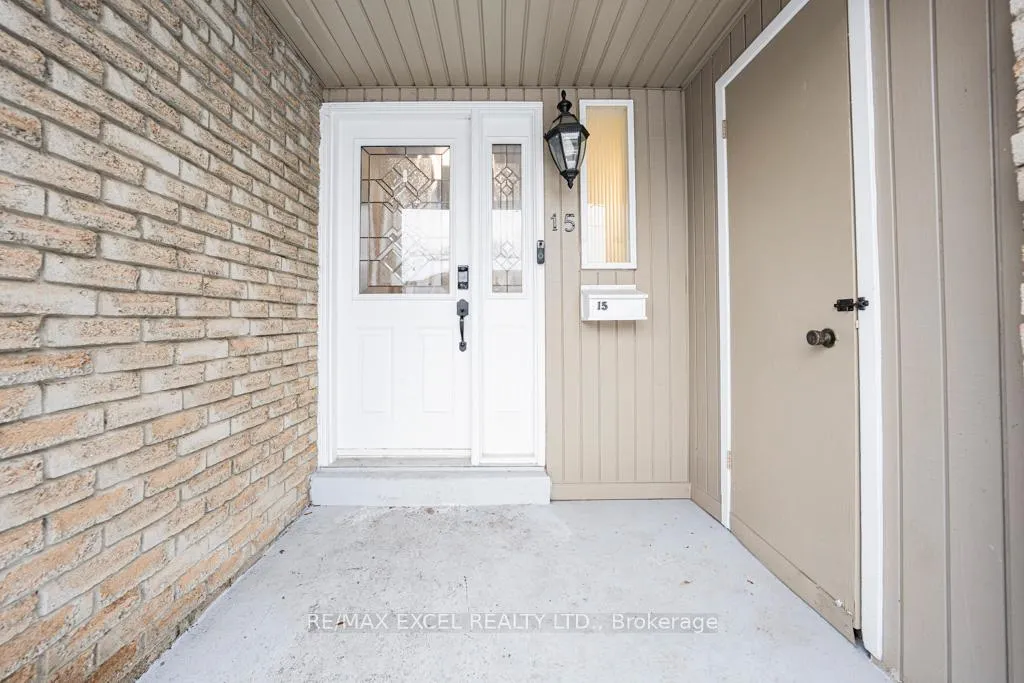 Photo 3 of 15 Knightsbridge Way, Markham, Markham Village — HOMEH