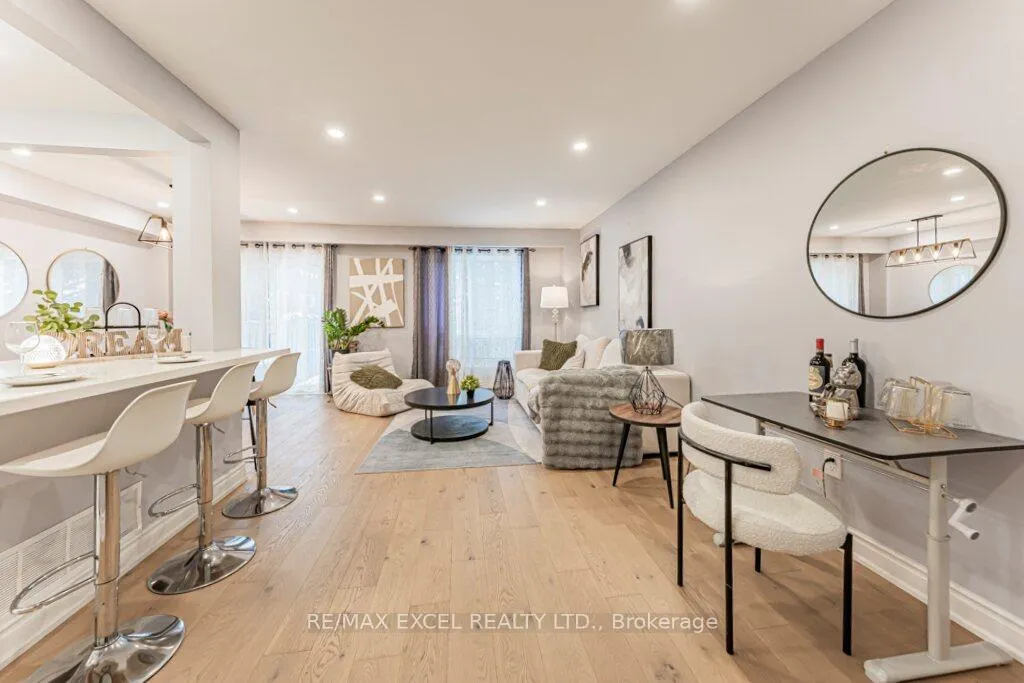 Photo 4 of 15 Knightsbridge Way, Markham, Markham Village — HOMEH