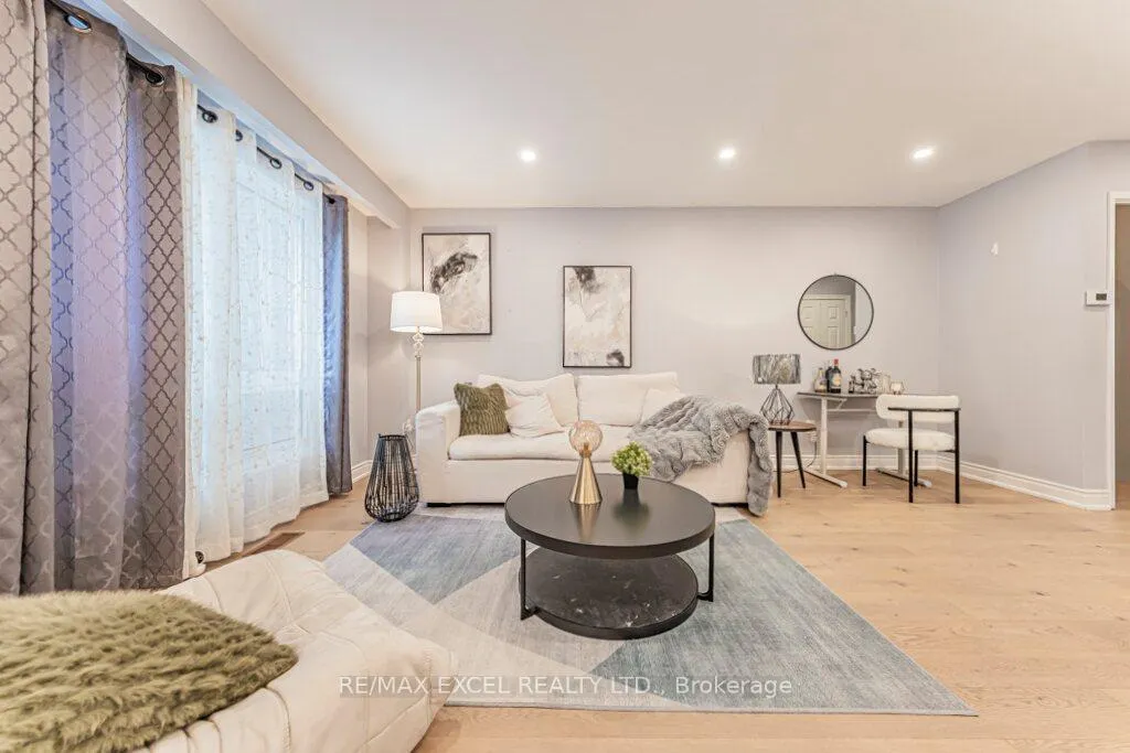 Photo 5 of 15 Knightsbridge Way, Markham, Markham Village — HOMEH