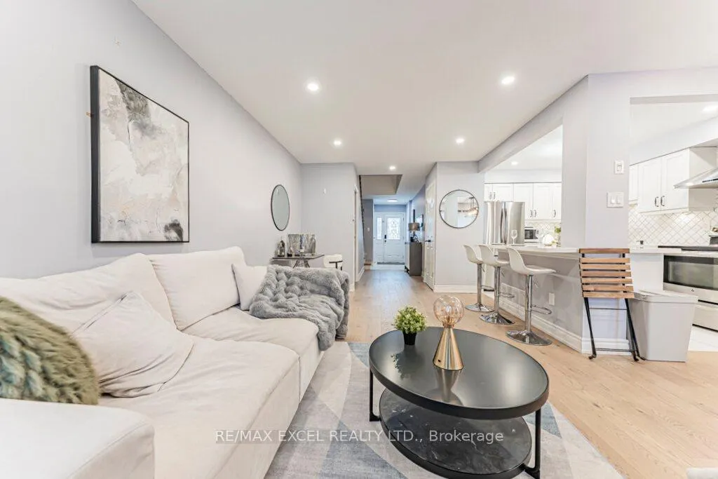 Photo 7 of 15 Knightsbridge Way, Markham, Markham Village — HOMEH