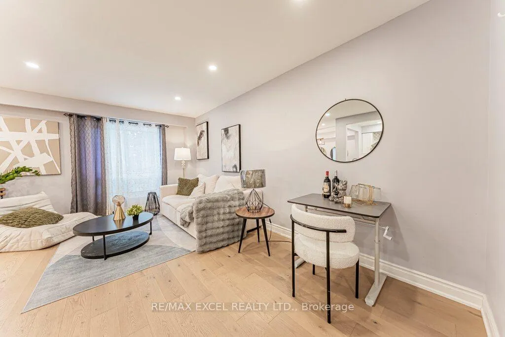 Photo 9 of 15 Knightsbridge Way, Markham, Markham Village — HOMEH