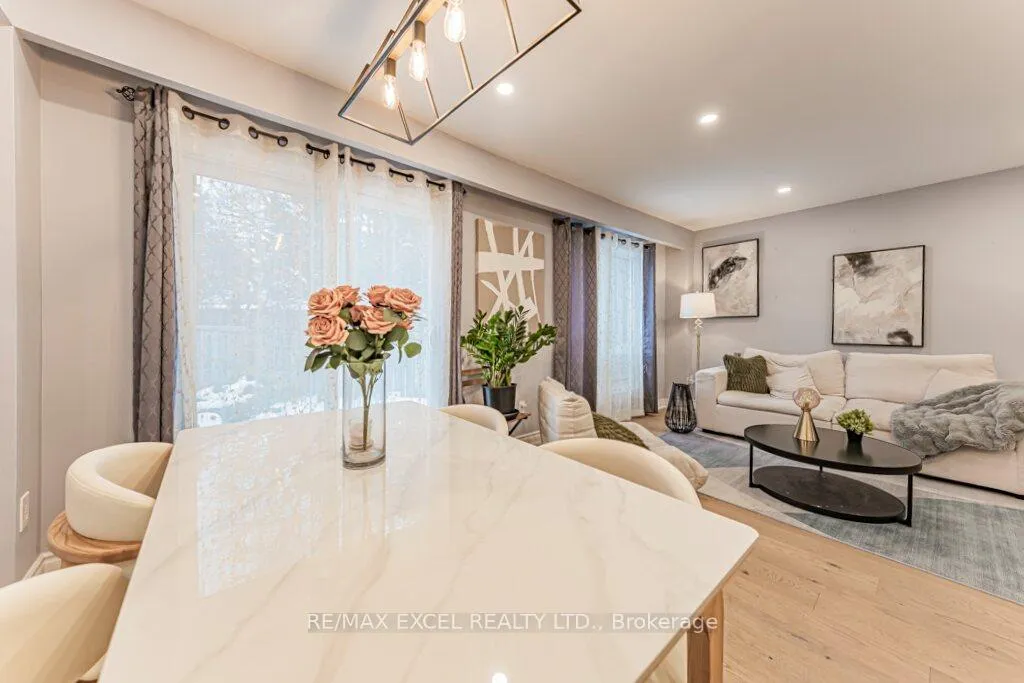 Photo 11 of 15 Knightsbridge Way, Markham, Markham Village — HOMEH