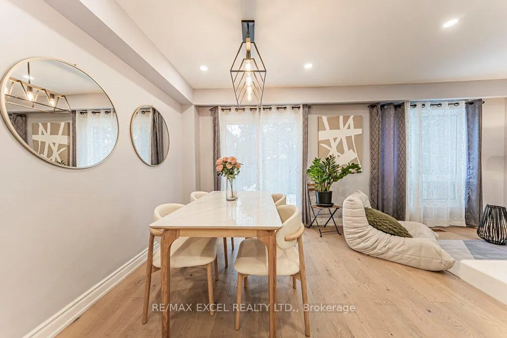 Photo 12 of 15 Knightsbridge Way, Markham, Markham Village — HOMEH