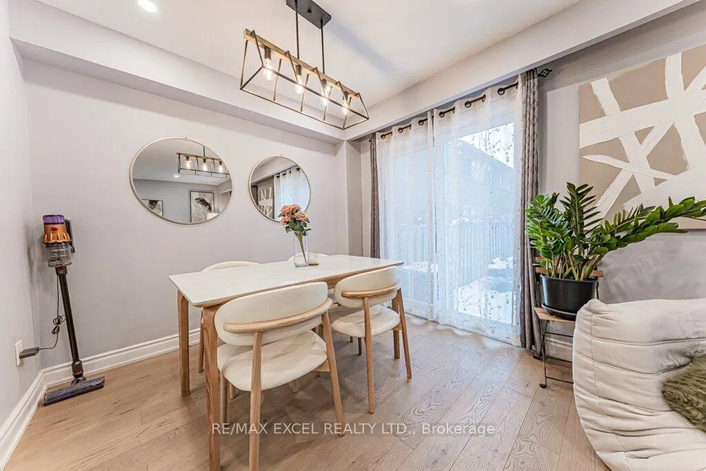 Photo 14 of 15 Knightsbridge Way, Markham, Markham Village — HOMEH