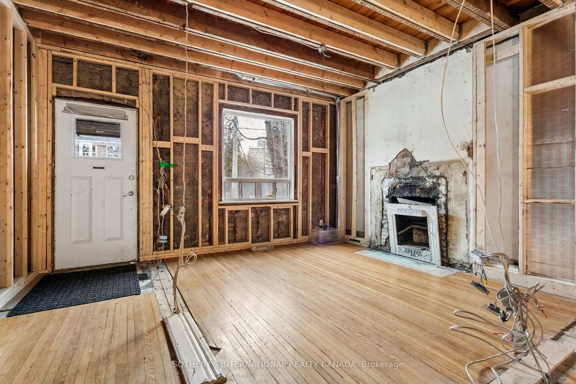 Photo 4 of 34 Indian Road, Toronto, High Park-Swansea — HOMEH