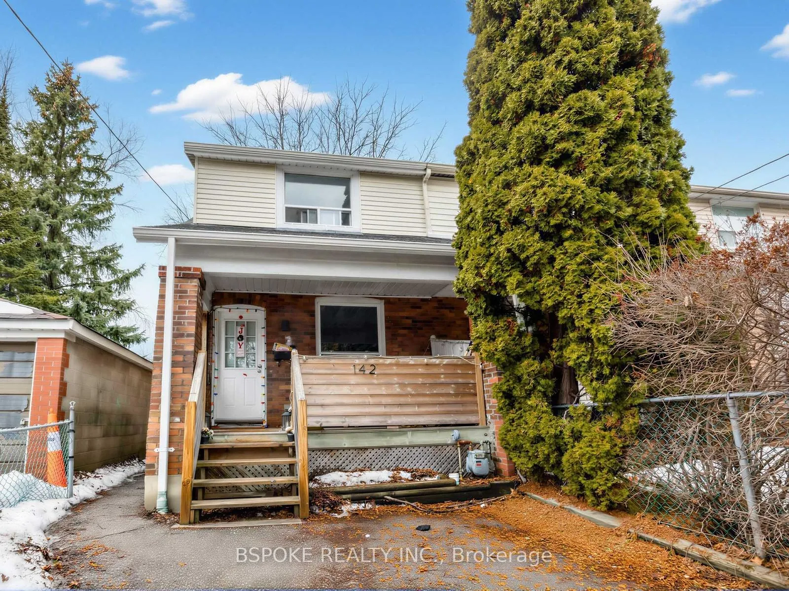 Front of Unit 2nd Floor, 142 Silverthorn Avenue