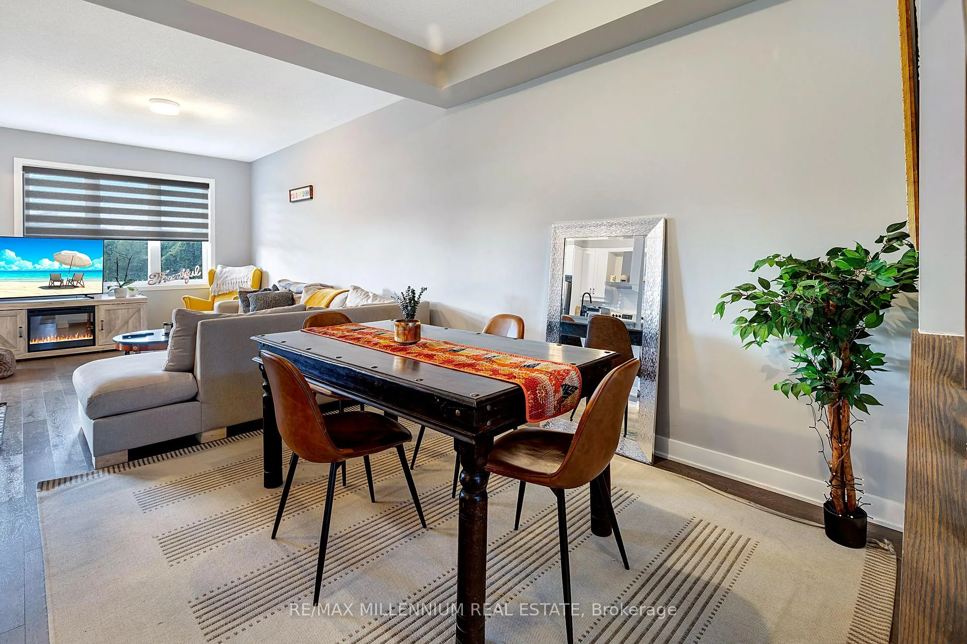 Photo 4 of 2070 Winsome Terrace, Ottawa, Fallingbrook/Gardenway South — HOMEH