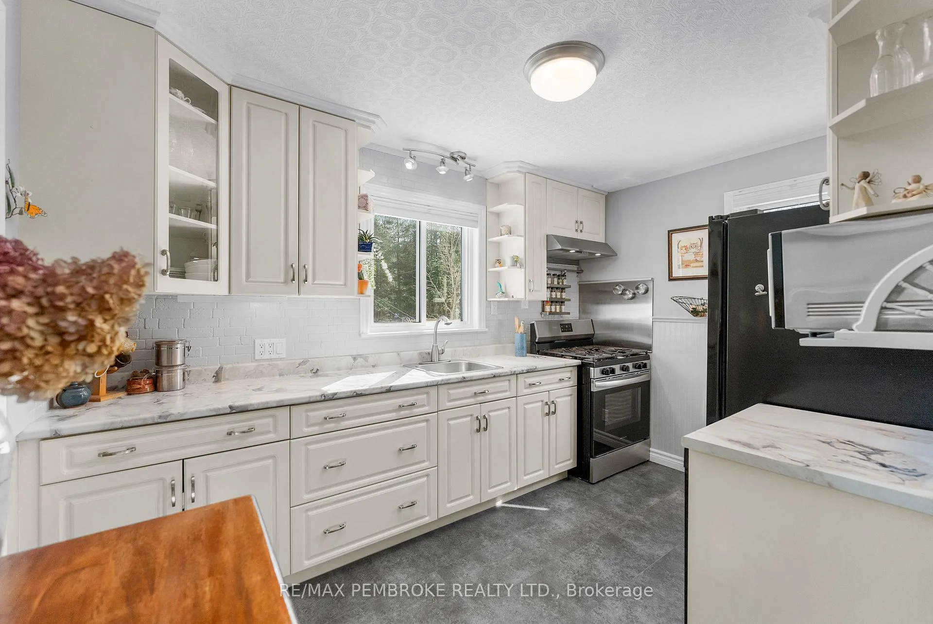 Photo 17 of 28 Le Caron Street, Deep River — HOMEH