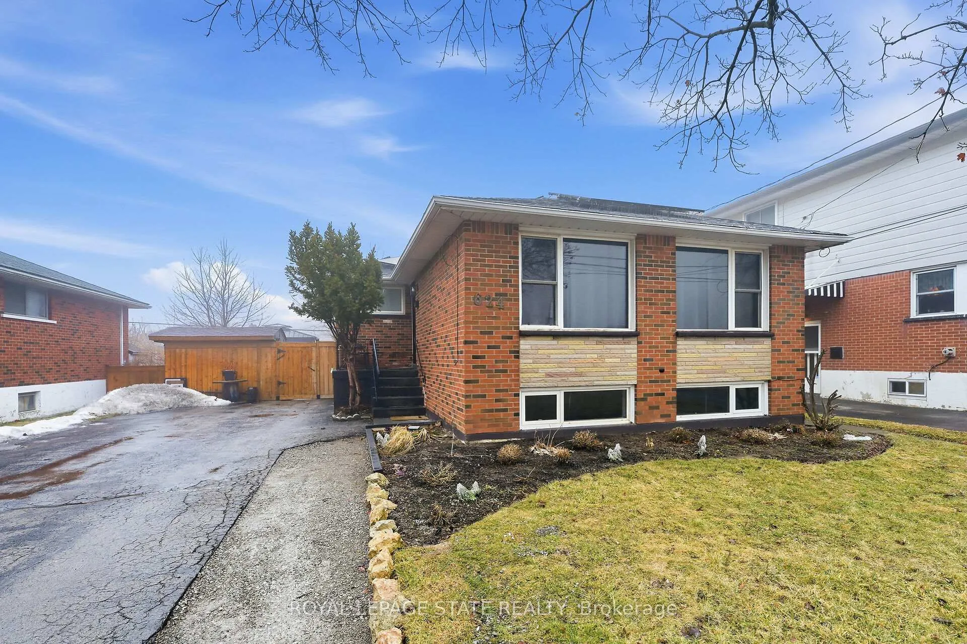 Front of 624 Upper Ottawa Street