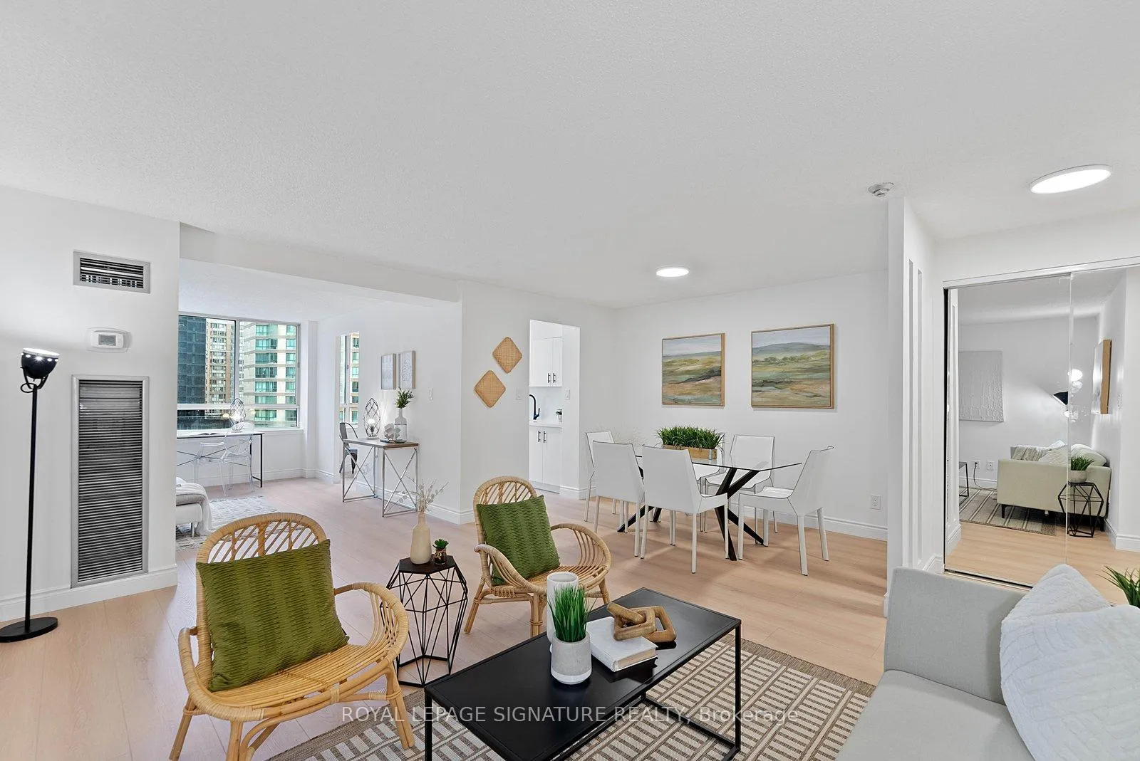 Photo 1 of Unit 921, 633 Bay Street, Toronto, Bay Street Corridor — HOMEH