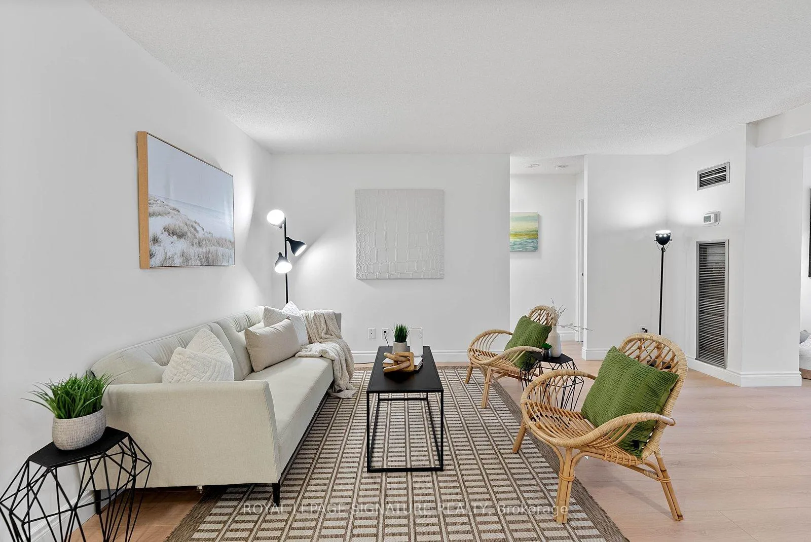 Photo 4 of Unit 921, 633 Bay Street, Toronto, Bay Street Corridor — HOMEH