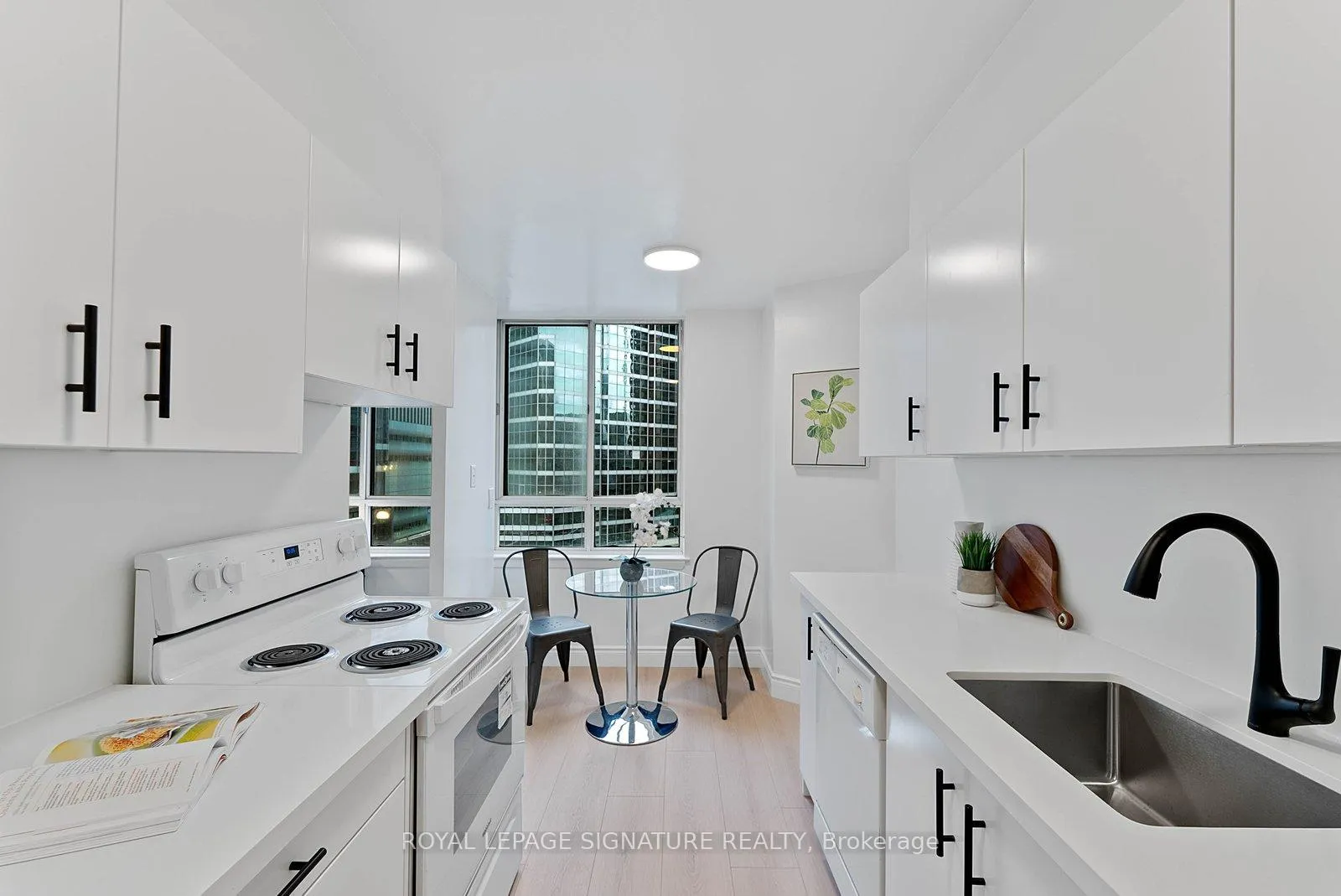 Photo 9 of Unit 921, 633 Bay Street, Toronto, Bay Street Corridor — HOMEH
