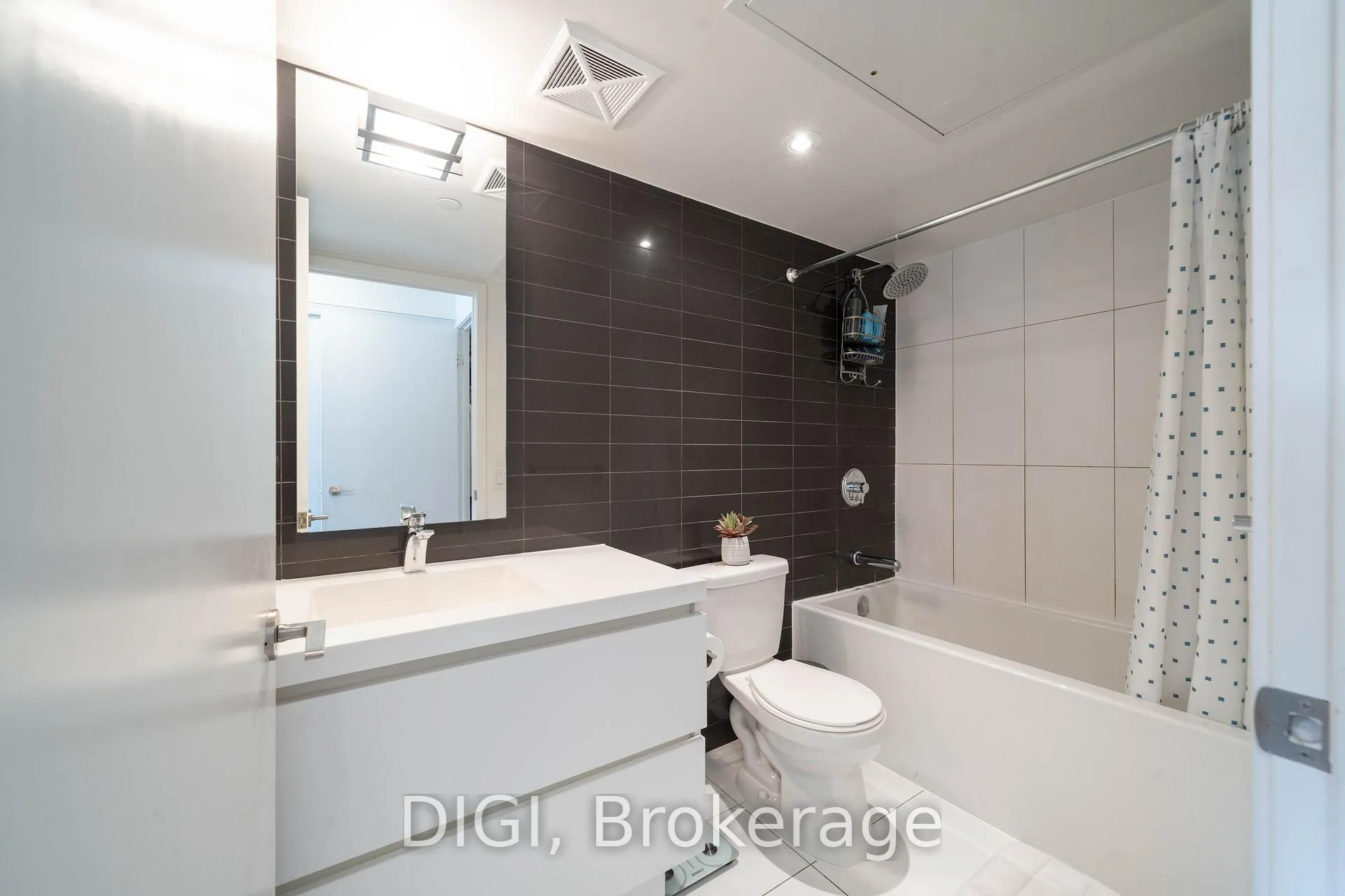 Photo 8 of Unit 915, 75 Queens Wharf Road, Toronto, Waterfront Communities — HOMEH
