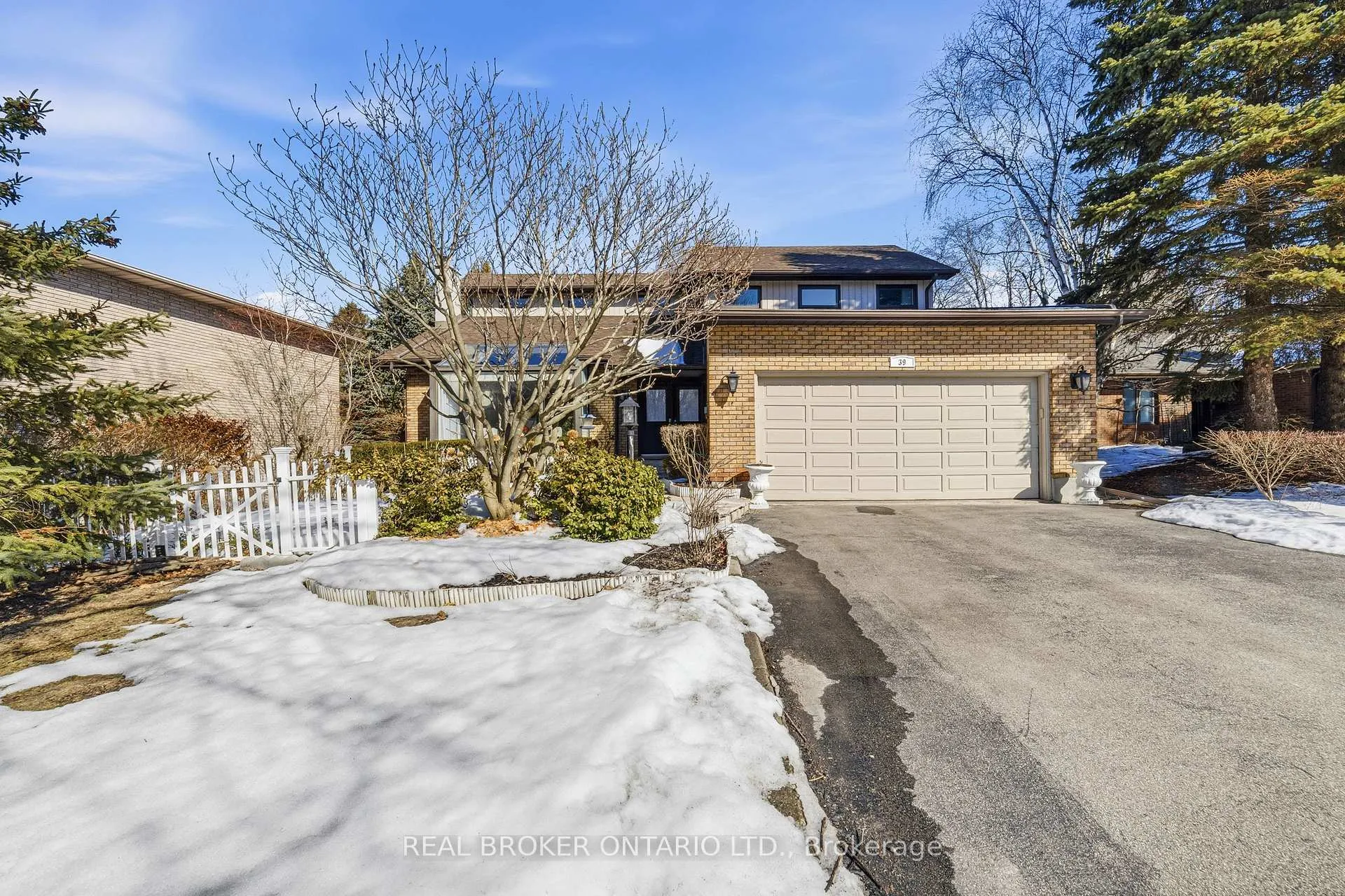 Photo 1 of 39 Templer Drive, Hamilton, Ancaster — HOMEH