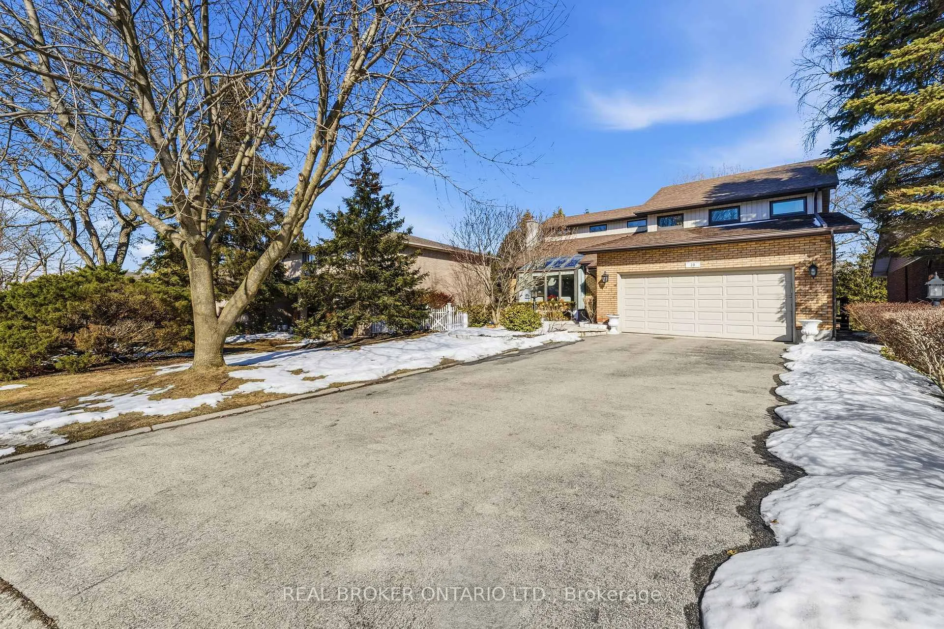 Photo 2 of 39 Templer Drive, Hamilton, Ancaster — HOMEH