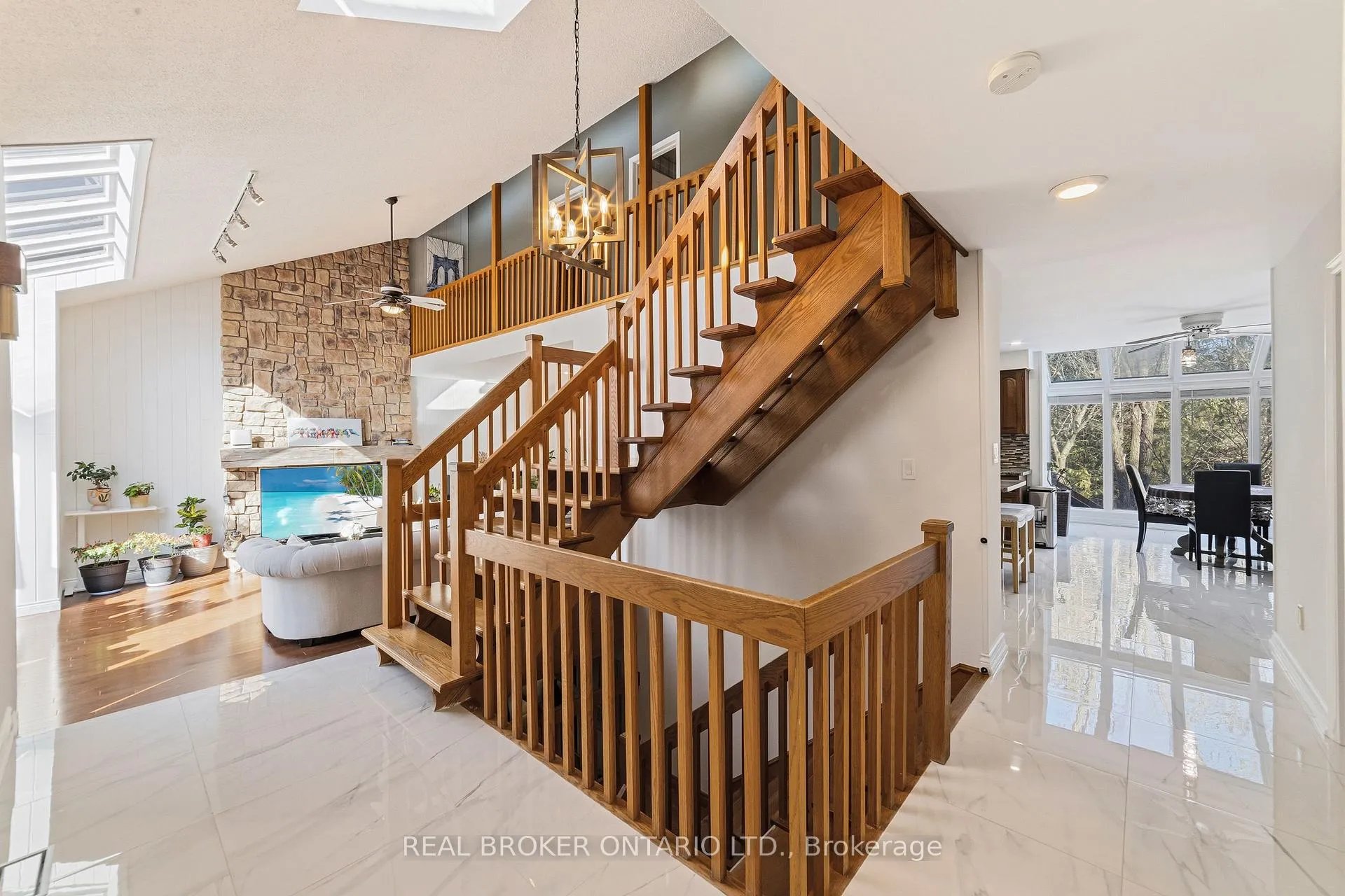Photo 4 of 39 Templer Drive, Hamilton, Ancaster — HOMEH