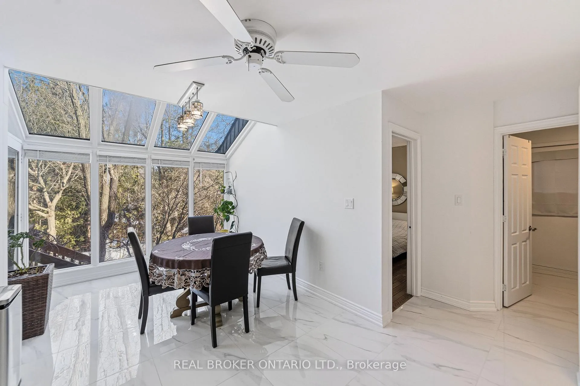 Photo 11 of 39 Templer Drive, Hamilton, Ancaster — HOMEH