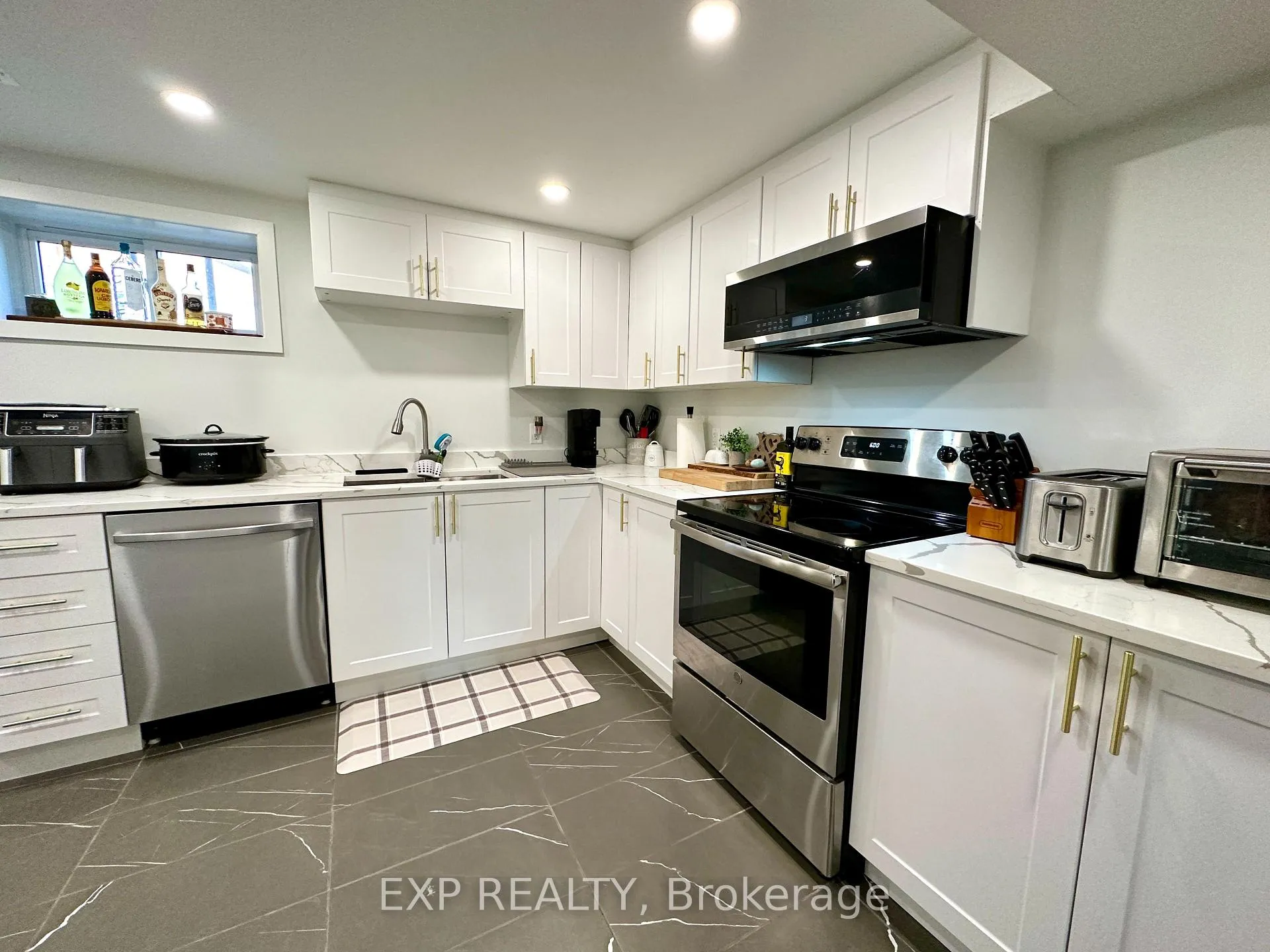 Photo 6 of Unit B, 44 Sherry Lane, Ottawa, Manordale — HOMEH