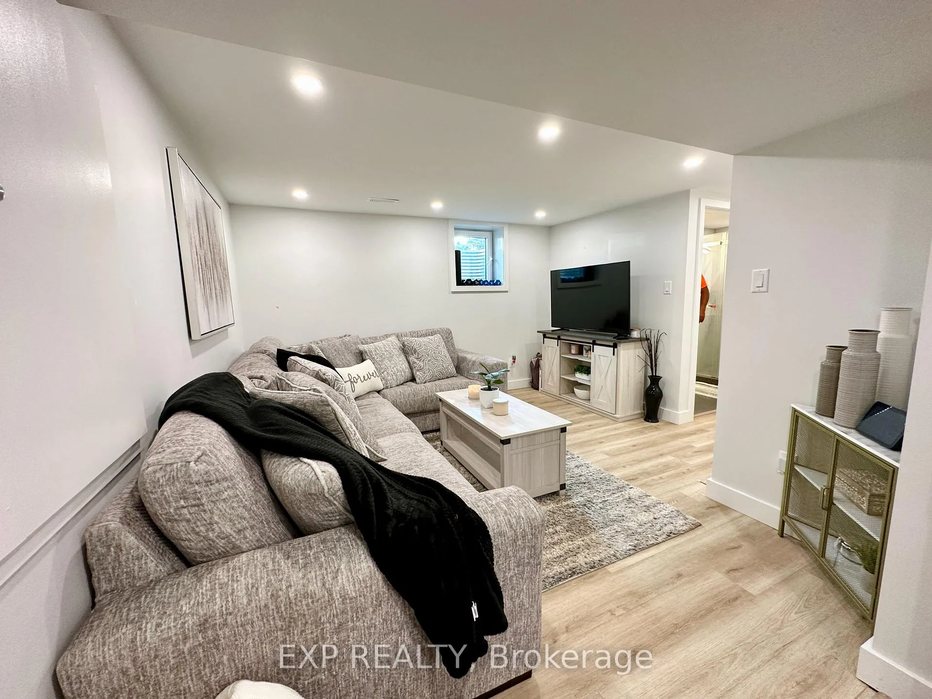 Photo 8 of Unit B, 44 Sherry Lane, Ottawa, Manordale — HOMEH