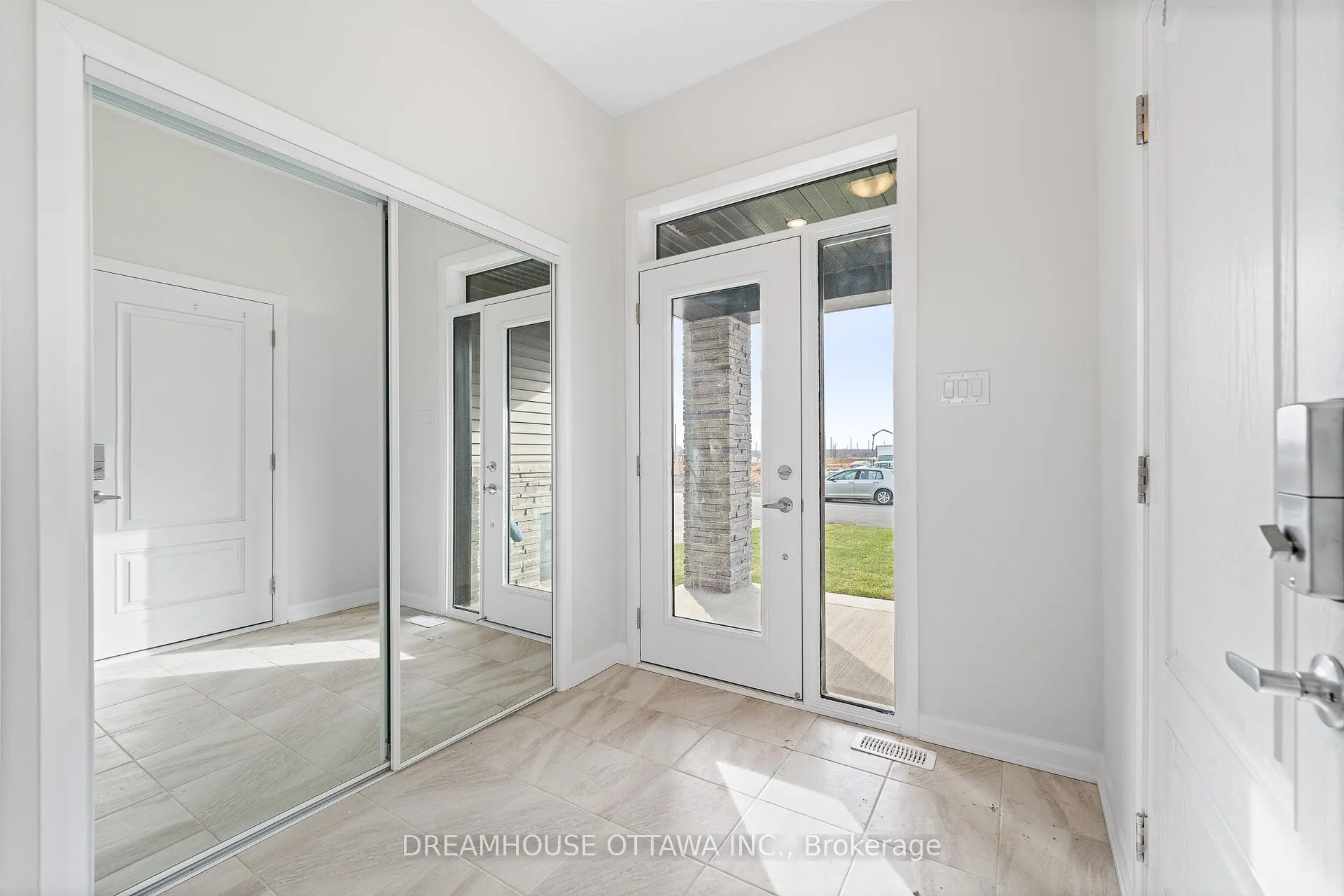 Photo 3 of 563 Aglish Mews, Ottawa, Barrhaven - Half Moon Bay — HOMEH