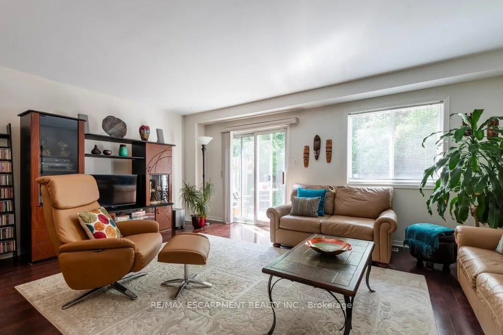 Photo 4 of Unit 1, 31 Moss Boulevard, Hamilton, Dundas — HOMEH