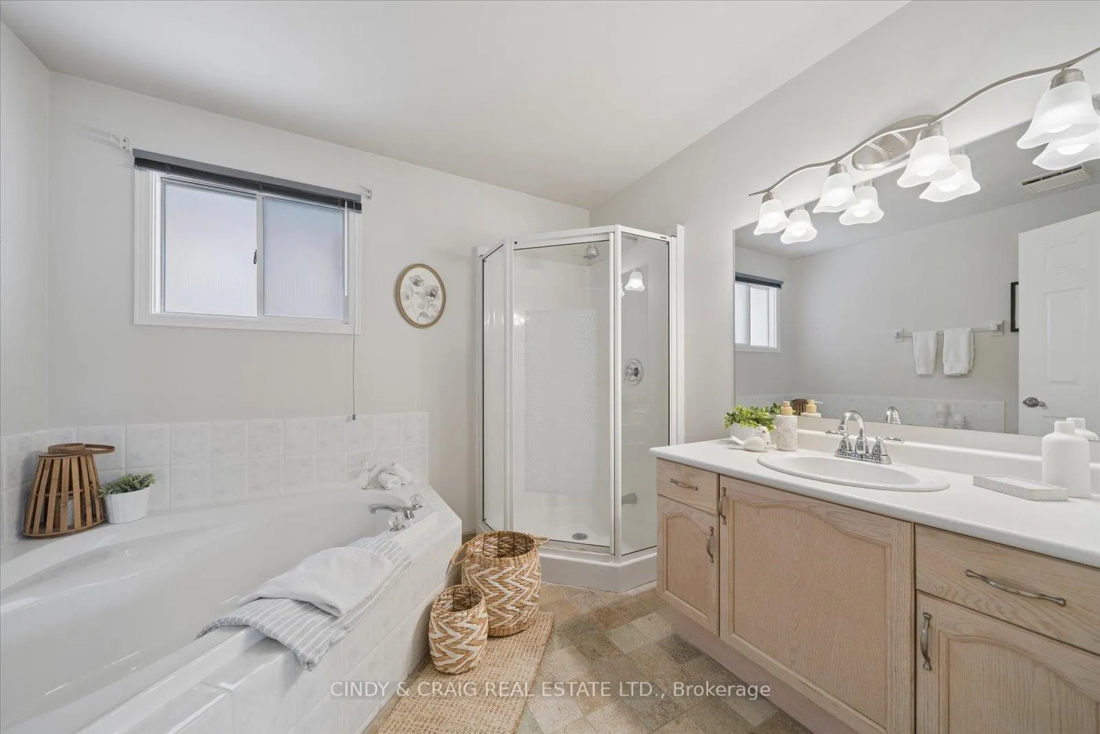 Photo 11 of 318 Sandringham Drive, Clarington, Courtice — HOMEH