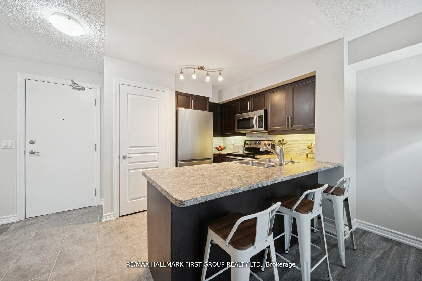 Photo 11 of Unit 406, 1600 Charles Street, Whitby, Port Whitby — HOMEH