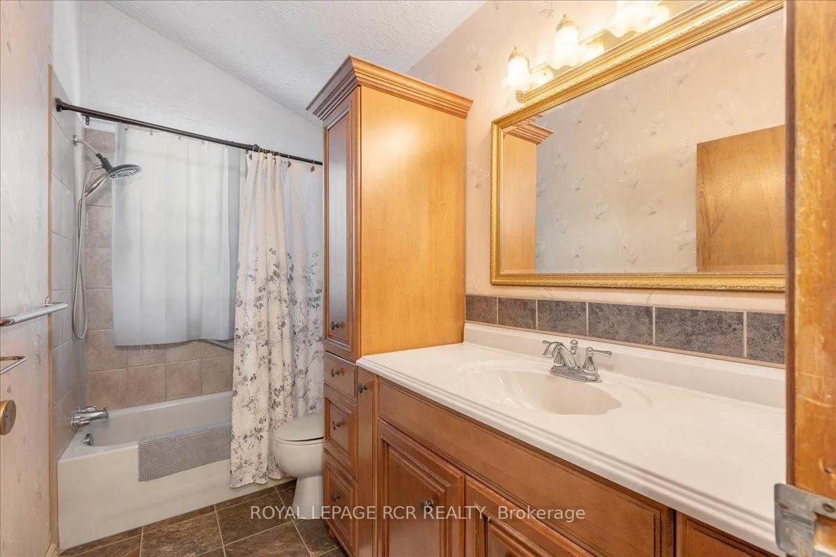 Photo 18 of 243 Ashworth Road, Uxbridge, Rural Uxbridge — HOMEH