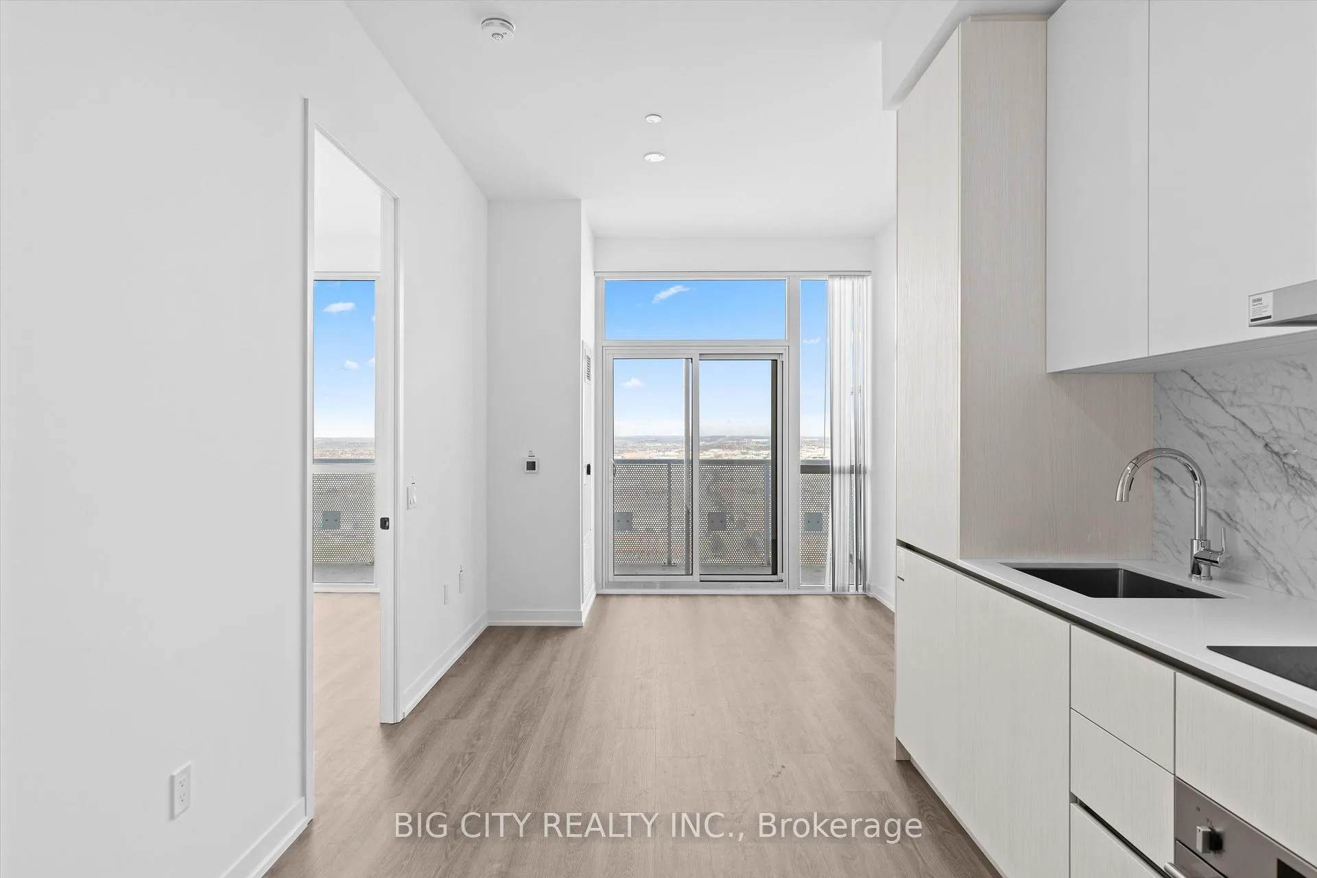 Photo 2 of Unit 3702, 8 Interchange Way, Vaughan, Vaughan Corporate Centre — HOMEH