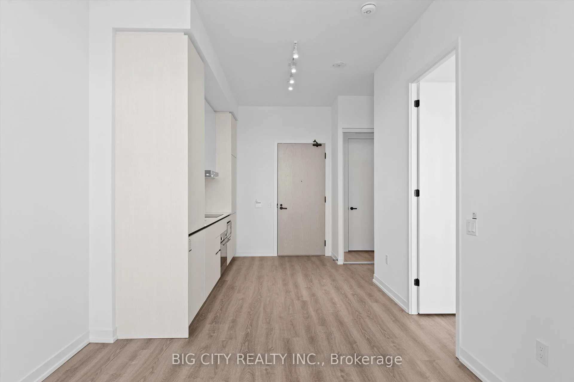 Photo 3 of Unit 3702, 8 Interchange Way, Vaughan, Vaughan Corporate Centre — HOMEH