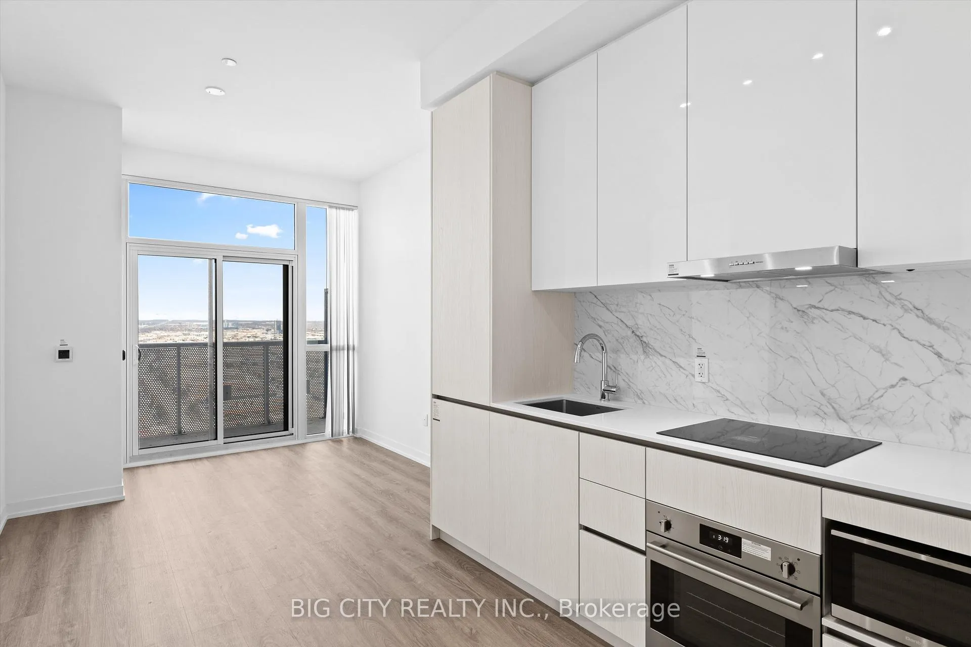 Photo 4 of Unit 3702, 8 Interchange Way, Vaughan, Vaughan Corporate Centre — HOMEH