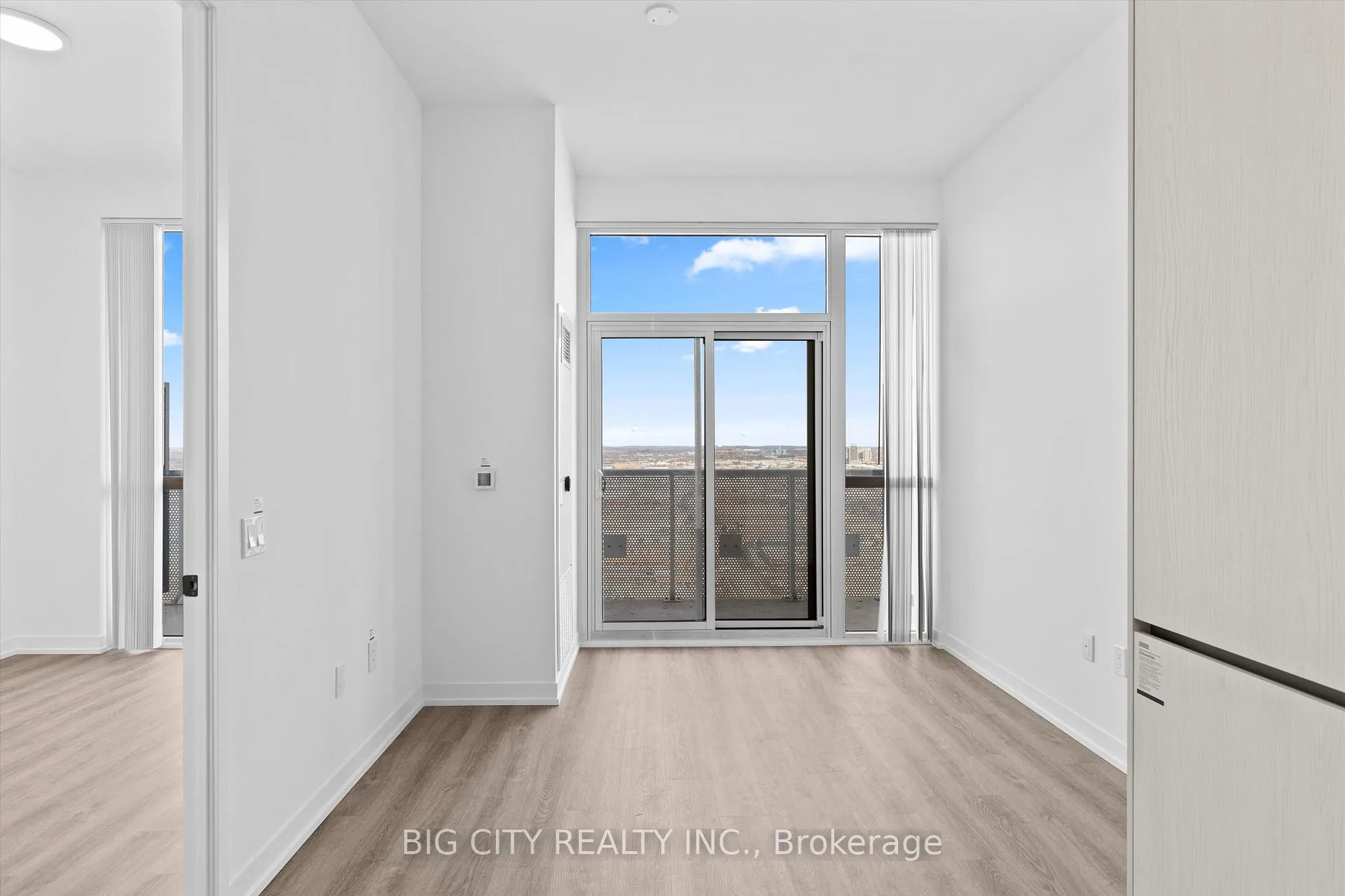 Photo 5 of Unit 3702, 8 Interchange Way, Vaughan, Vaughan Corporate Centre — HOMEH