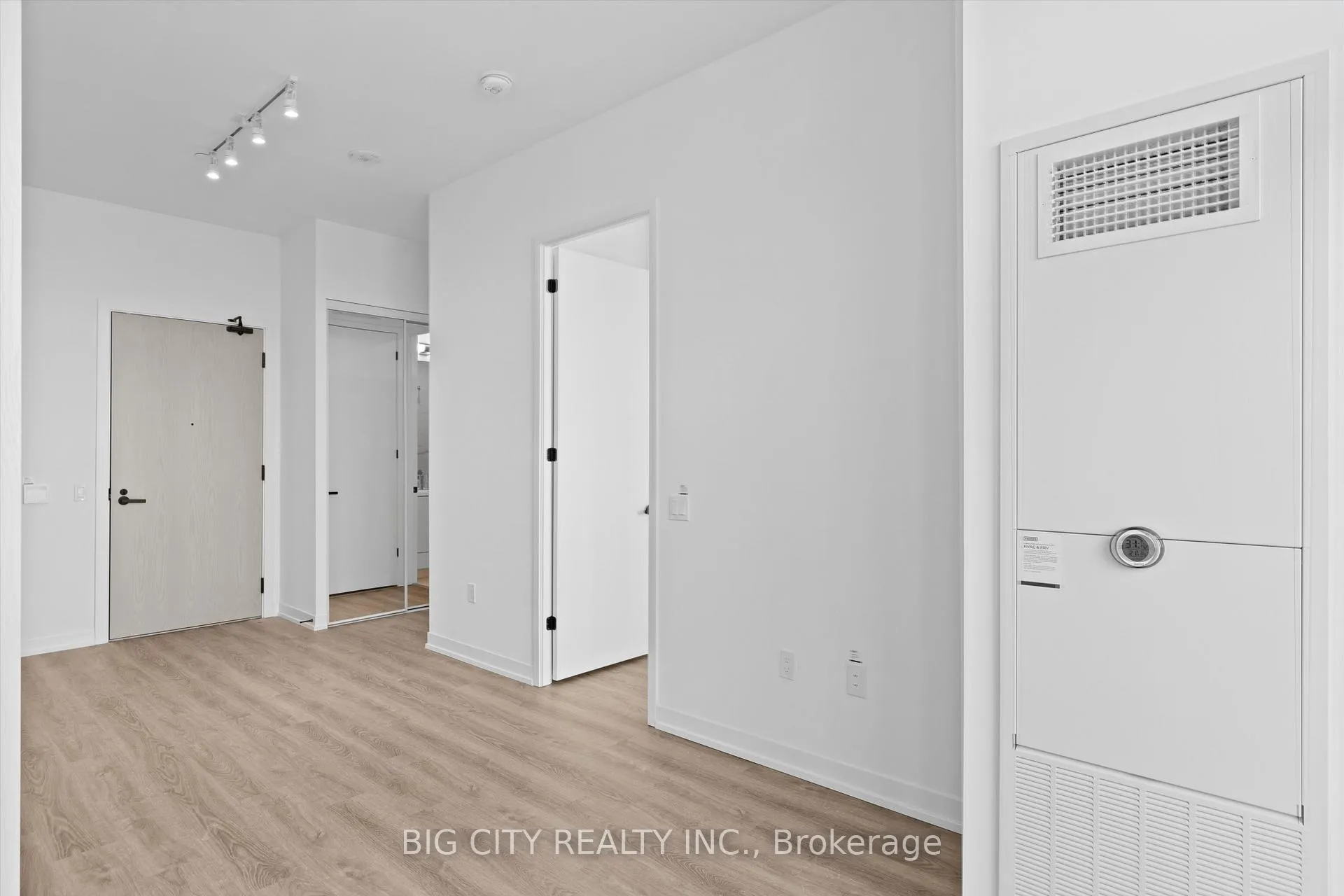 Photo 6 of Unit 3702, 8 Interchange Way, Vaughan, Vaughan Corporate Centre — HOMEH