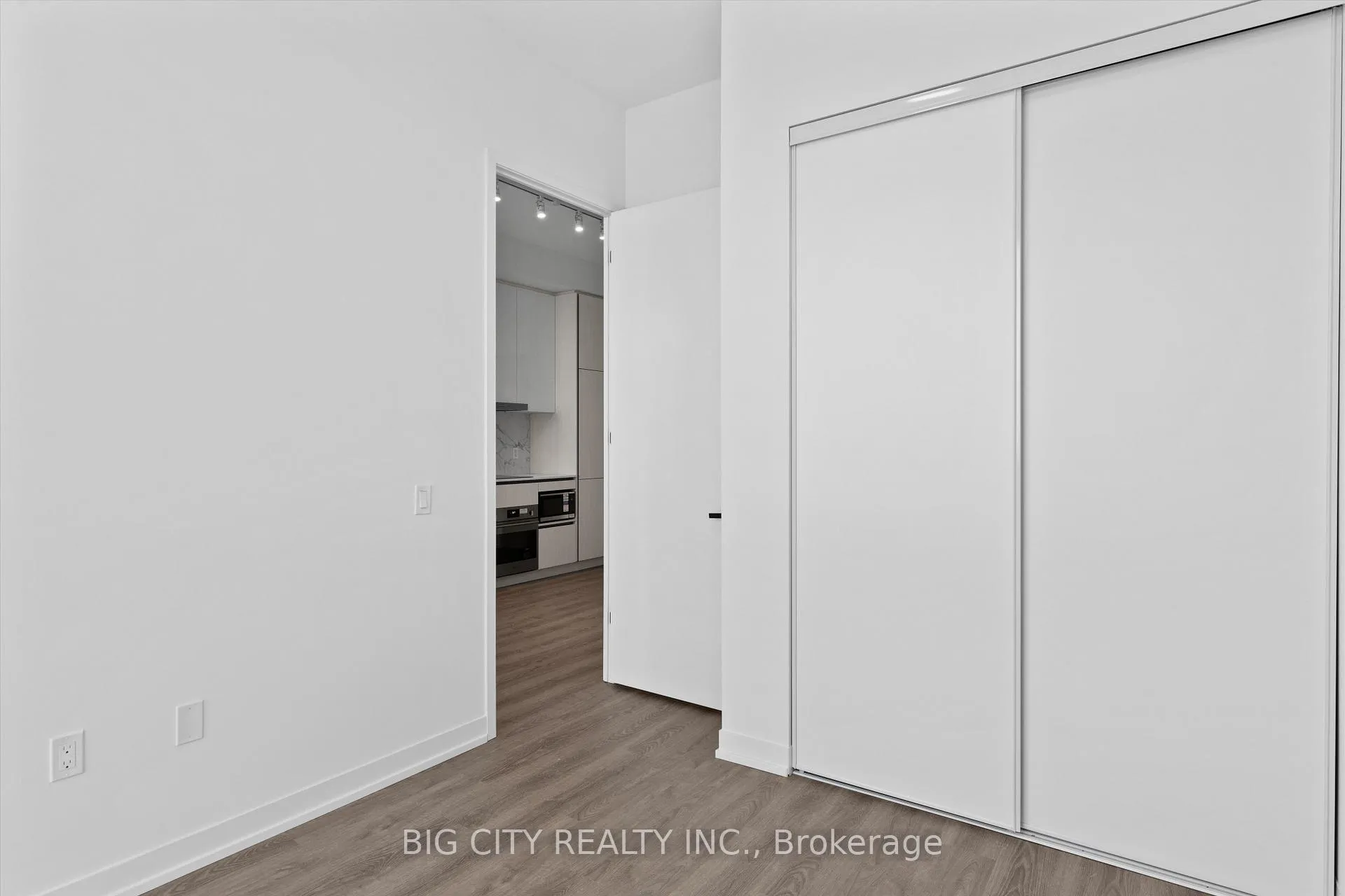 Photo 8 of Unit 3702, 8 Interchange Way, Vaughan, Vaughan Corporate Centre — HOMEH