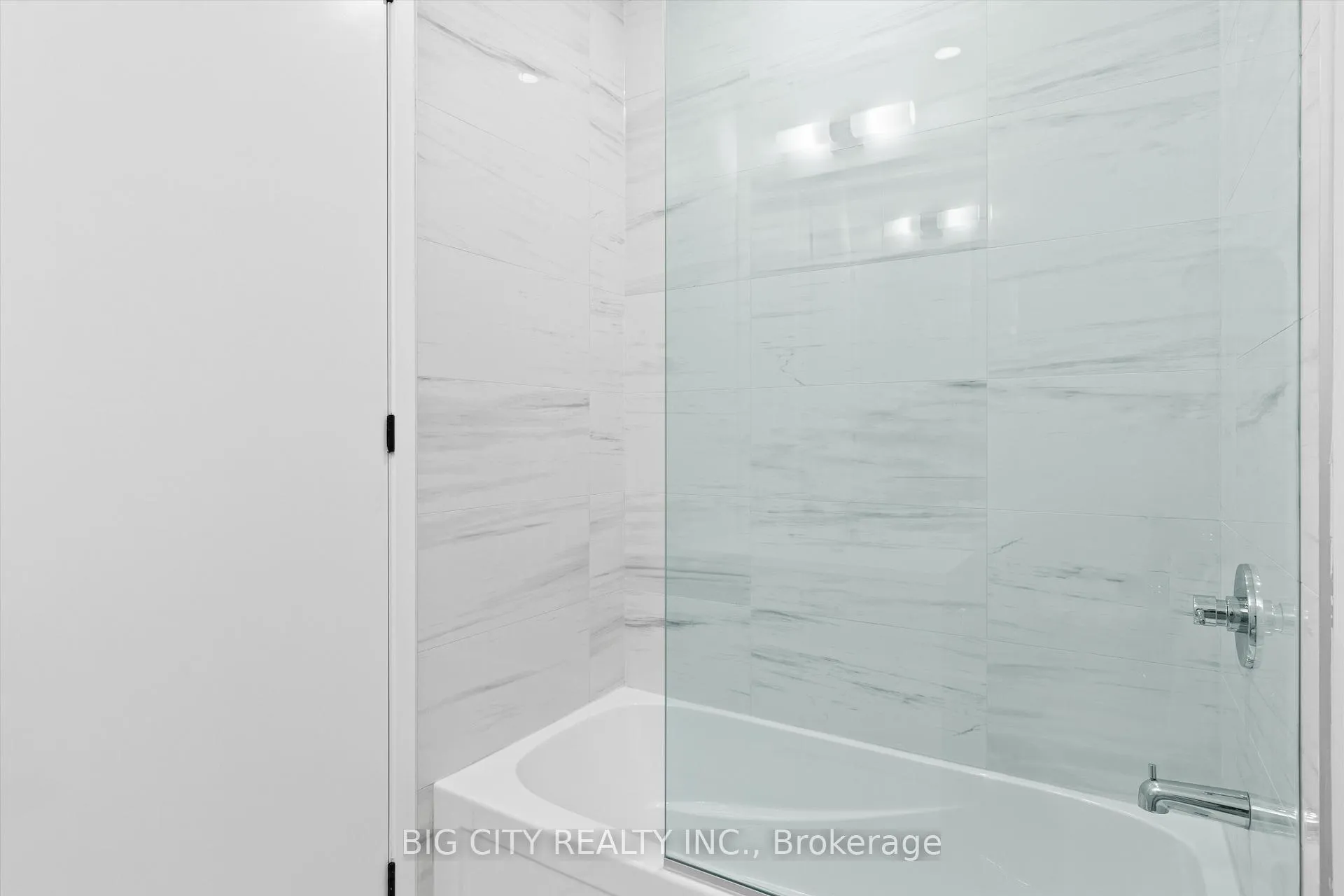 Photo 10 of Unit 3702, 8 Interchange Way, Vaughan, Vaughan Corporate Centre — HOMEH
