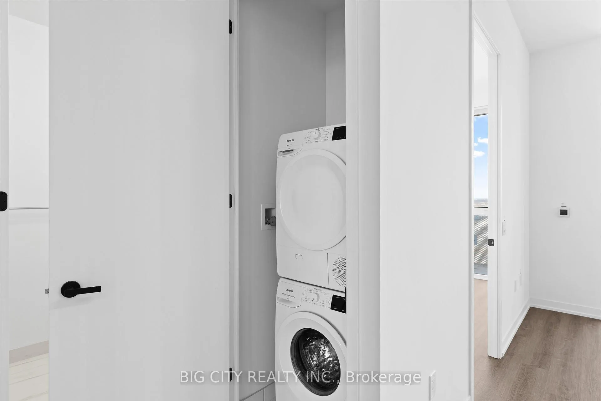 Photo 11 of Unit 3702, 8 Interchange Way, Vaughan, Vaughan Corporate Centre — HOMEH