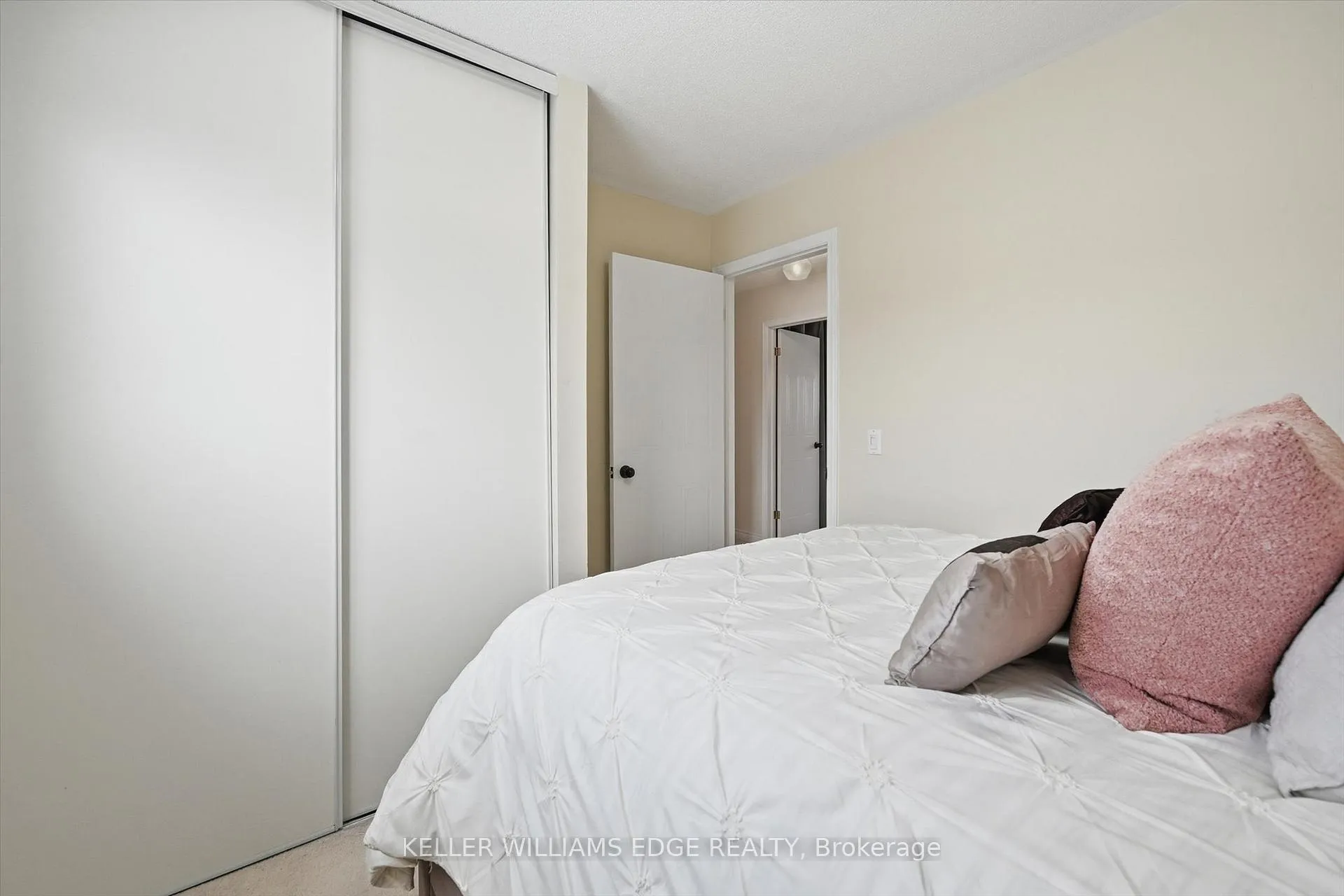 Photo 24 of 38 Grindstone Way, Hamilton, Waterdown — HOMEH