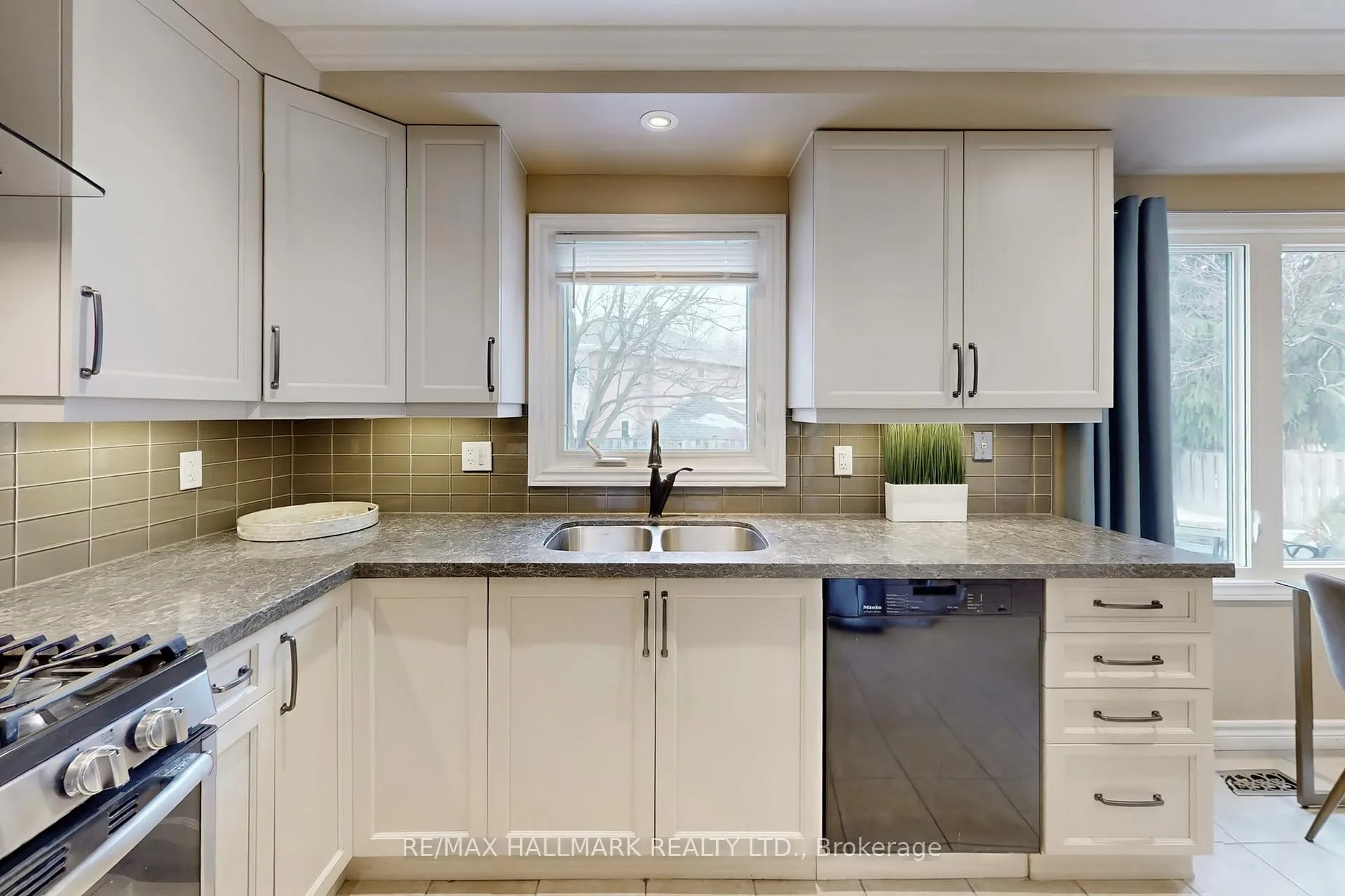 Photo 16 of 45 Larkin Avenue, Markham, Markham Village — HOMEH