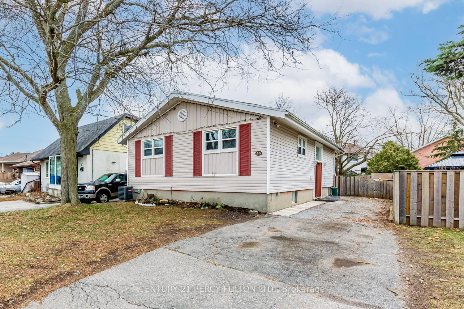 Photo 2 of 55 Glovers Road E, Oshawa, Samac — HOMEH