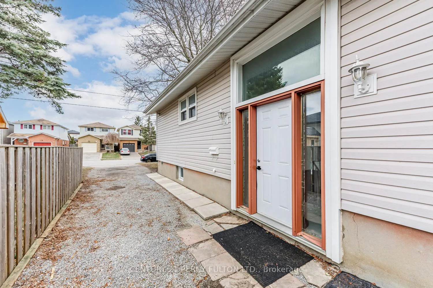 Photo 3 of 55 Glovers Road E, Oshawa, Samac — HOMEH
