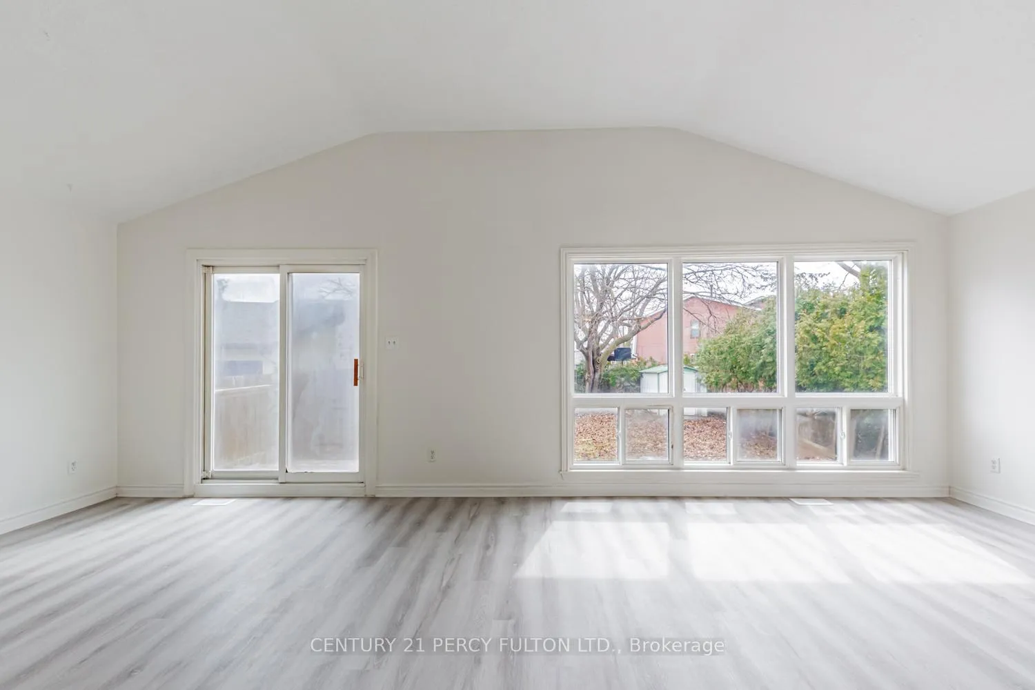 Photo 9 of 55 Glovers Road E, Oshawa, Samac — HOMEH