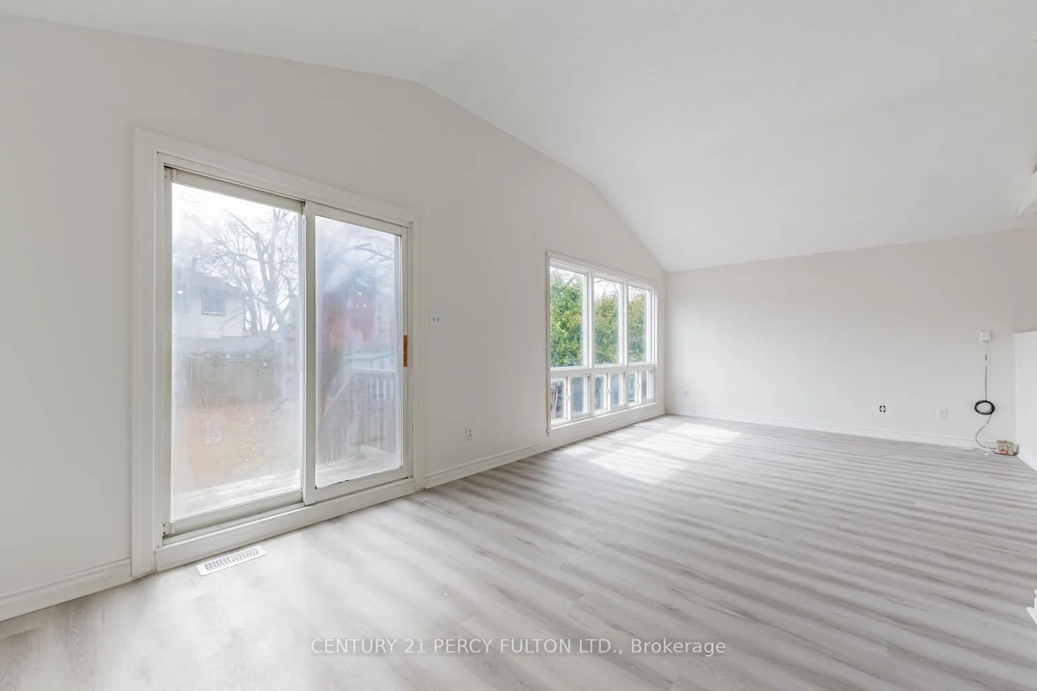 Photo 10 of 55 Glovers Road E, Oshawa, Samac — HOMEH