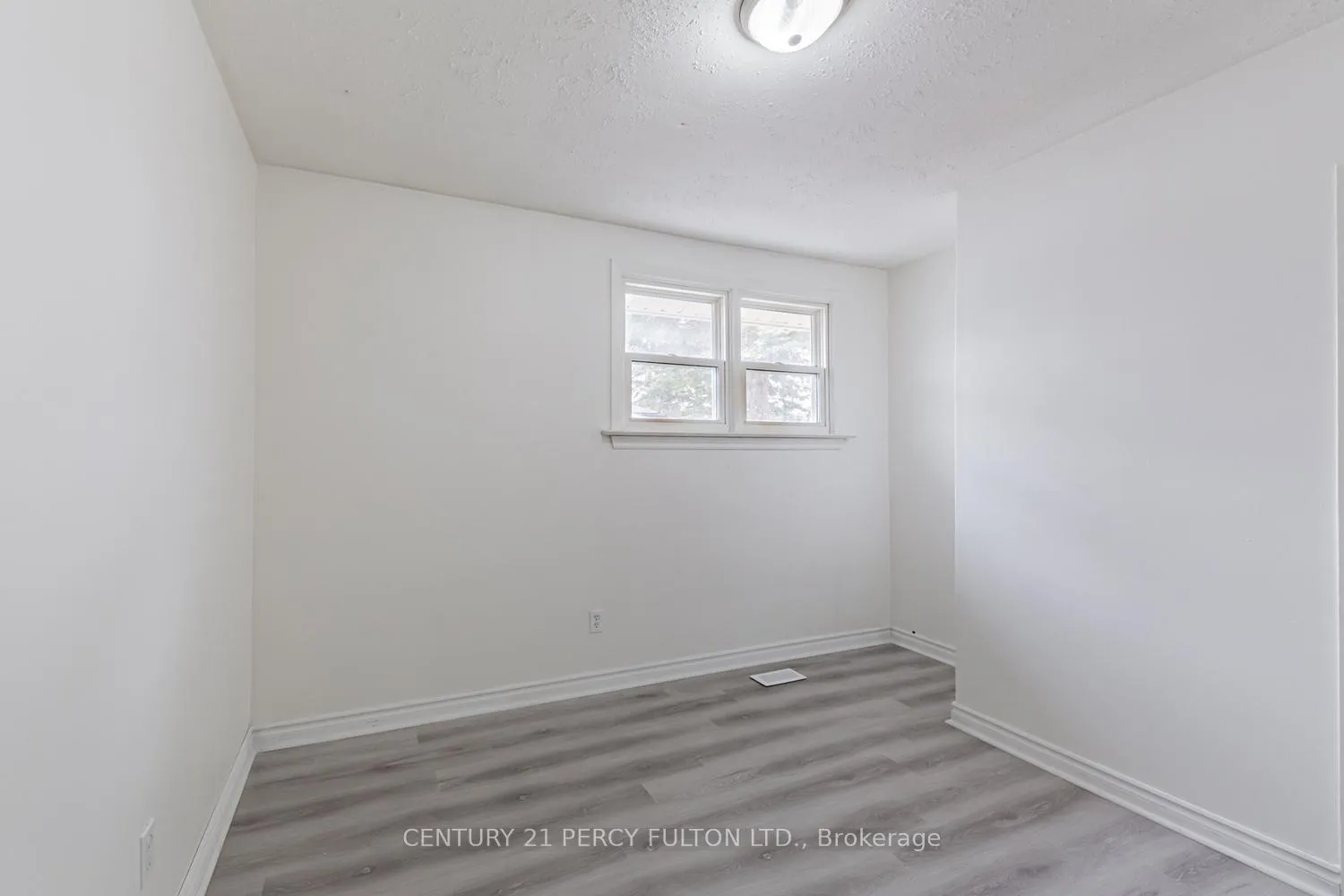 Photo 18 of 55 Glovers Road E, Oshawa, Samac — HOMEH