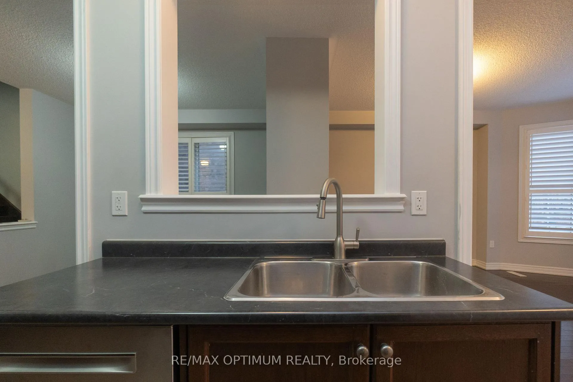 Photo 6 of 3 Chesterwood Crescent, Brampton, Credit Valley — HOMEH