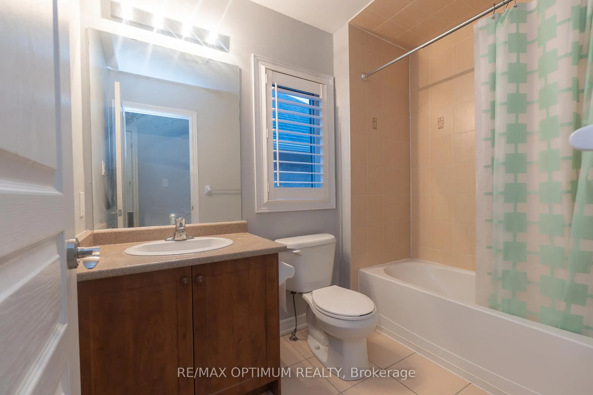 Photo 13 of 3 Chesterwood Crescent, Brampton, Credit Valley — HOMEH