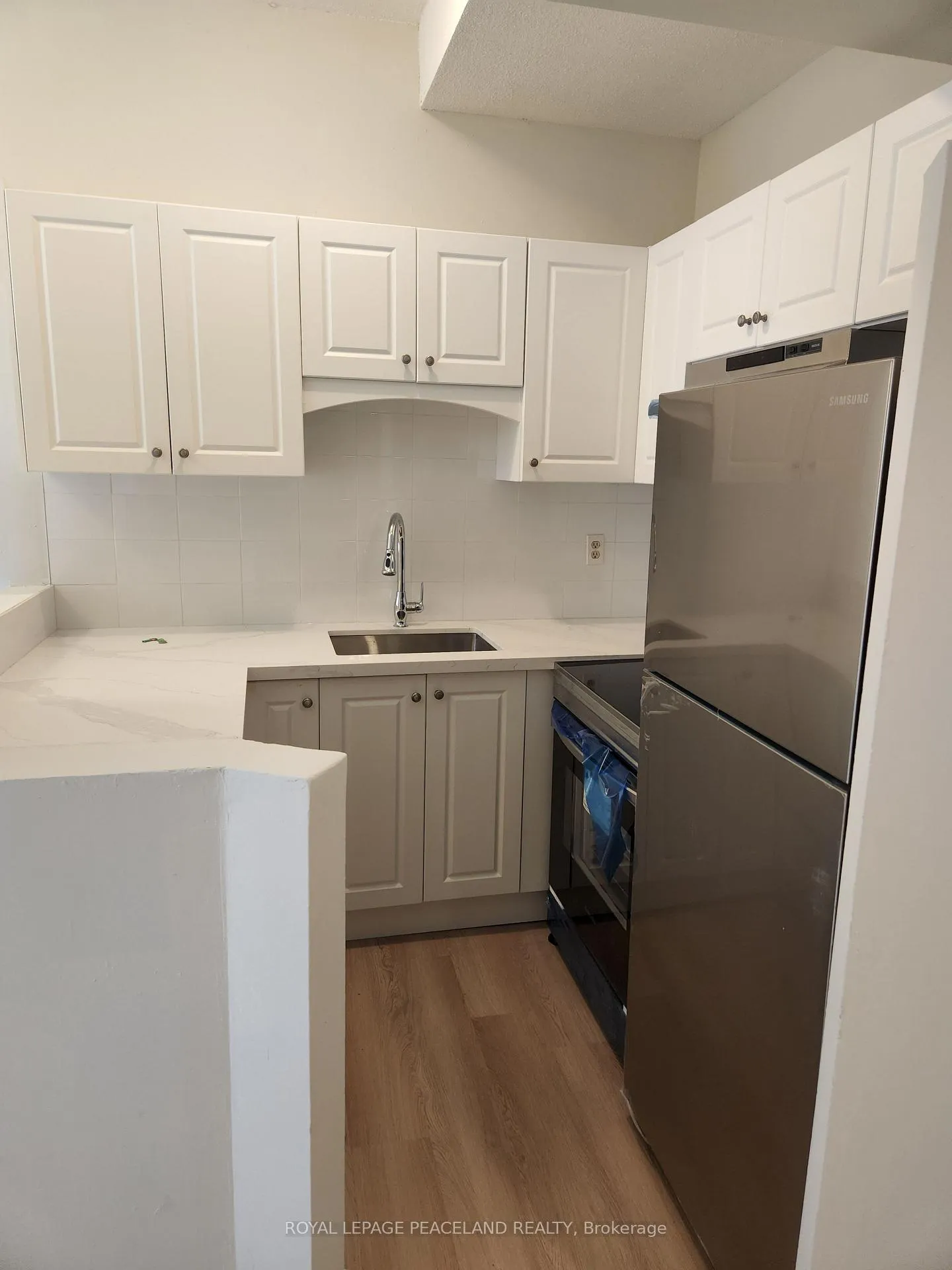 Front of Unit 4, 556 Spadina Crescent