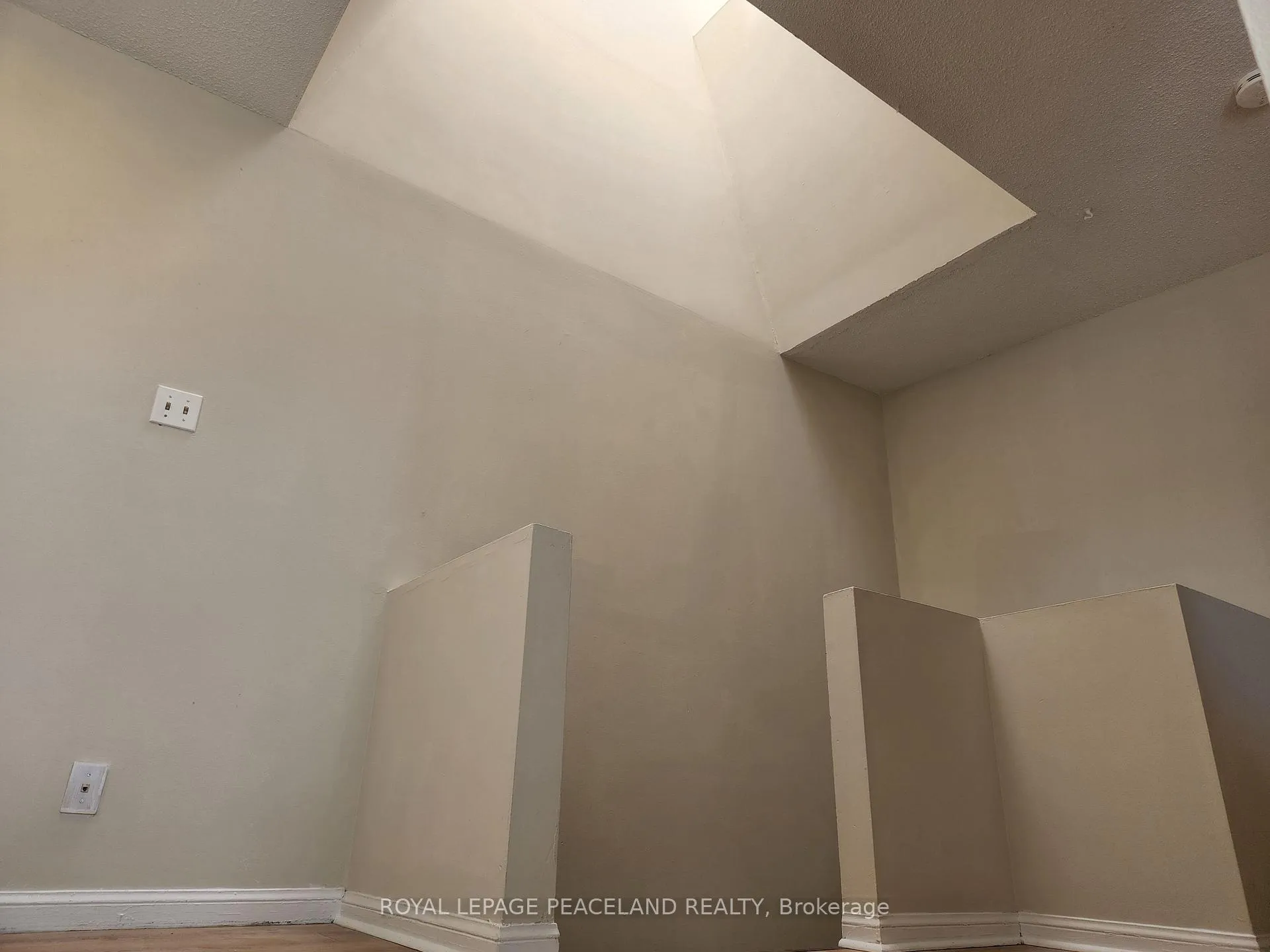 Photo 14 of Unit 5, 556 Spadina Crescent, Toronto, University — HOMEH