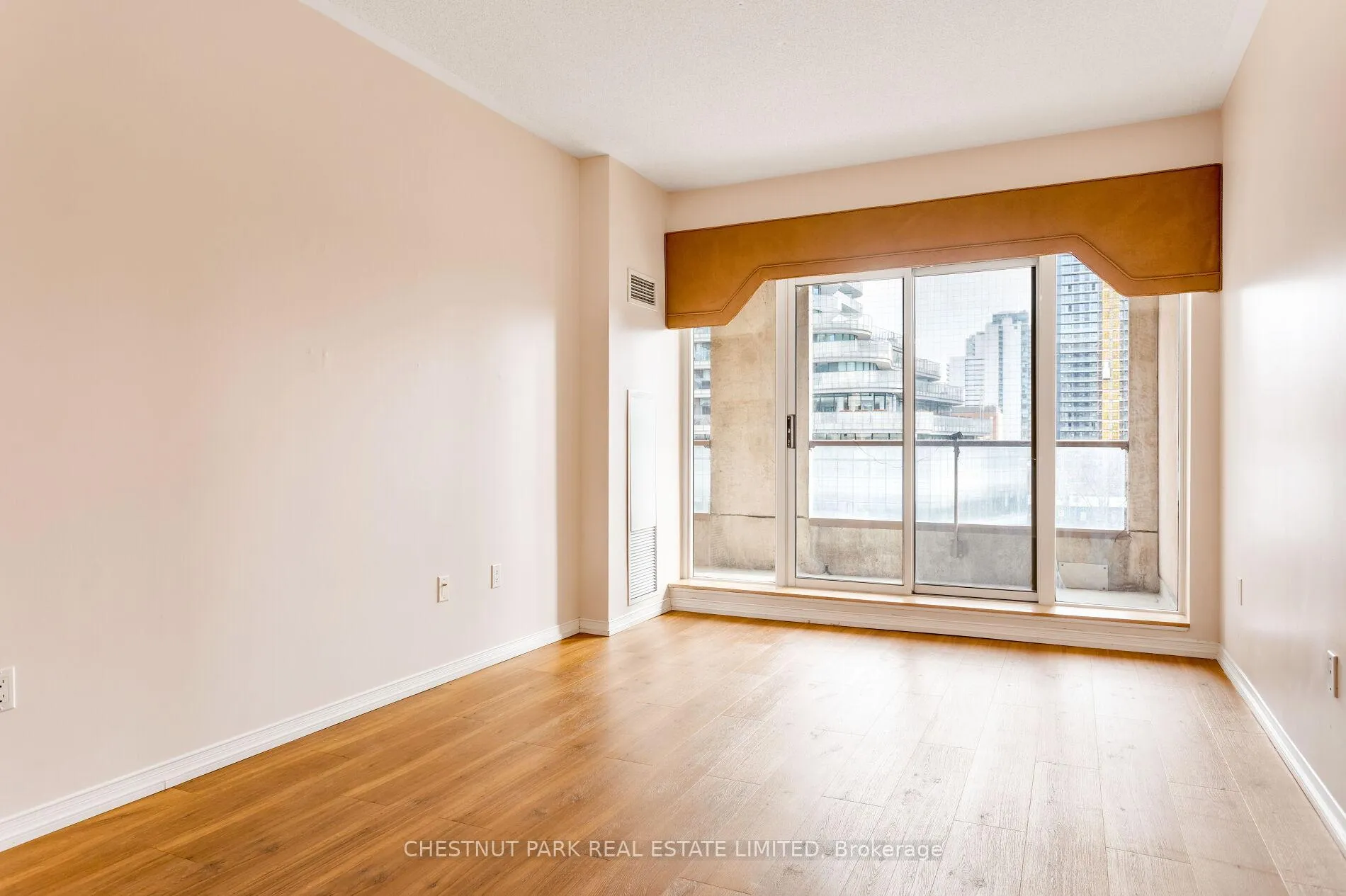 Photo 8 of Unit 710, 909 Bay Street, Toronto, Bay Street Corridor — HOMEH